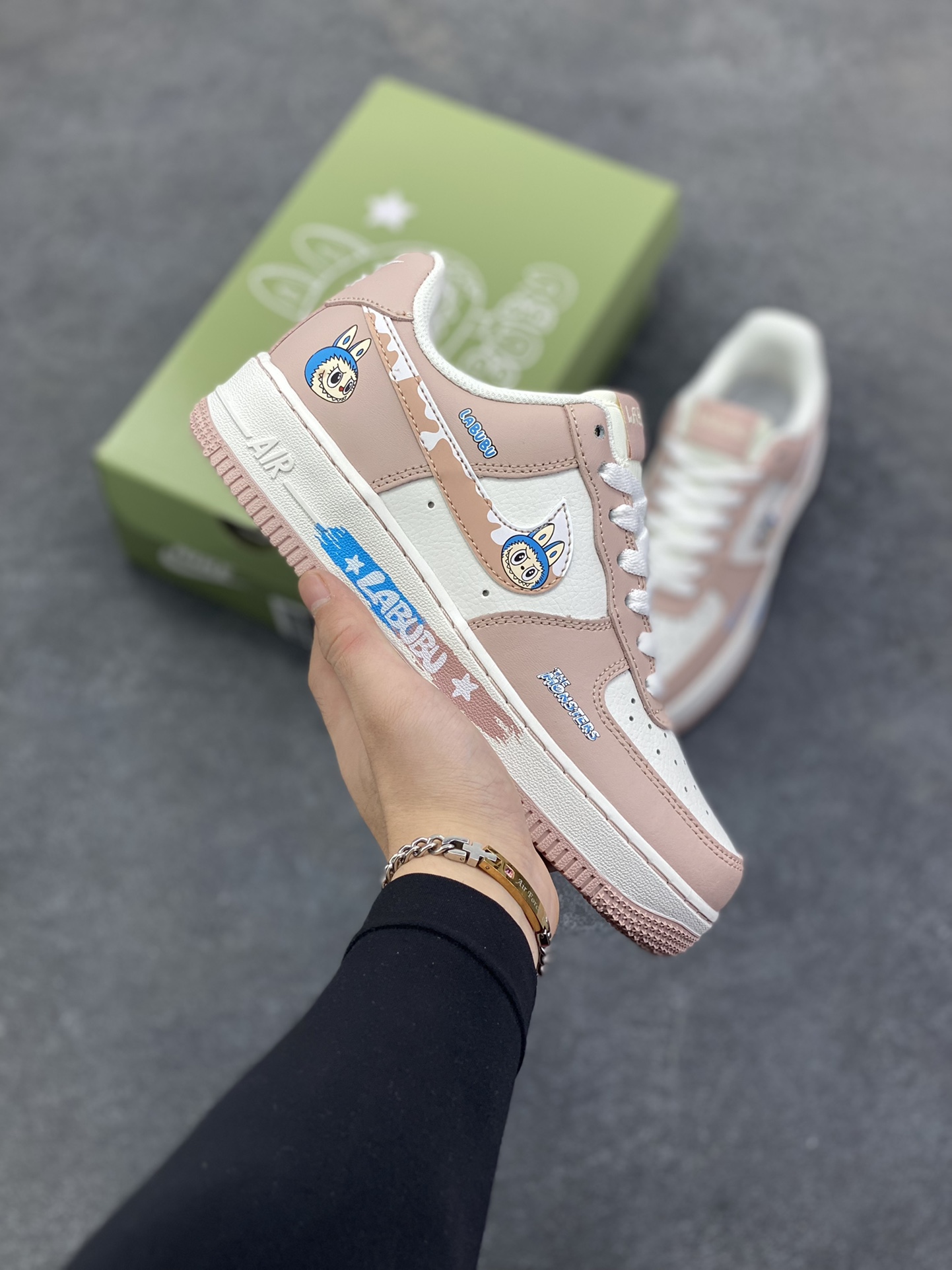 NIke Air Force 1 \’07 Low “粉色涂鸦拉布布”空军一号 低帮 运动鞋 休闲鞋 折边针车 工艺难度大 原楦头原纸板 原装鞋盒 定制五金配件 内置全掌气垫 原厂鞋底 货号：KJ5188-005 尺码：36 36.5 37.5 38 38.5 39 40-选品中心