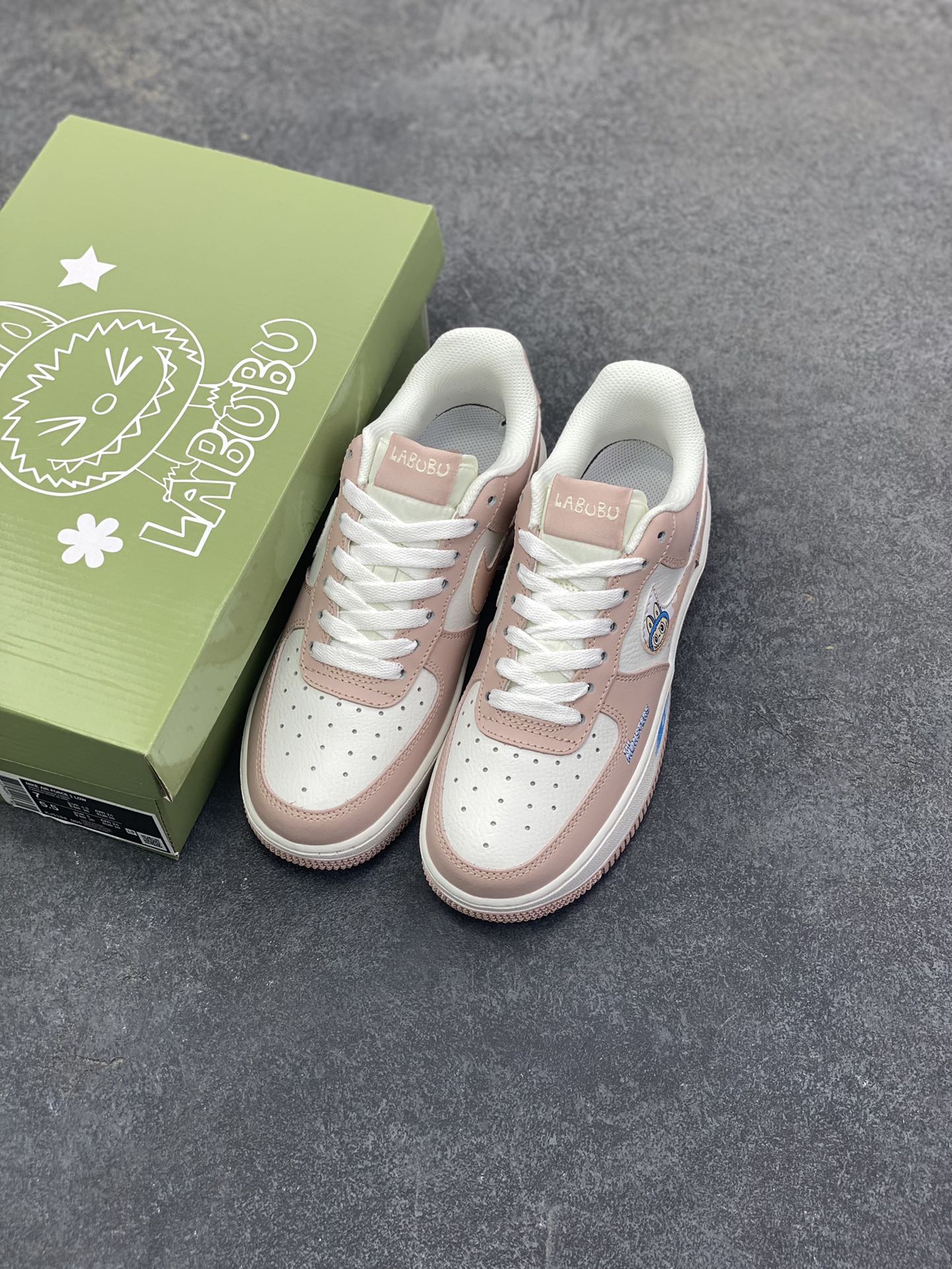 图片[8]-NIke Air Force 1 \’07 Low “粉色涂鸦拉布布”空军一号 低帮 运动鞋 休闲鞋 折边针车 工艺难度大 原楦头原纸板 原装鞋盒 定制五金配件 内置全掌气垫 原厂鞋底 货号：KJ5188-005 尺码：36 36.5 37.5 38 38.5 39 40-选品中心