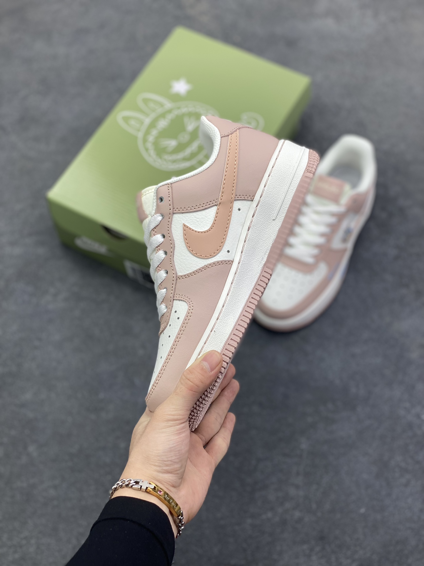 图片[3]-NIke Air Force 1 \’07 Low “粉色涂鸦拉布布”空军一号 低帮 运动鞋 休闲鞋 折边针车 工艺难度大 原楦头原纸板 原装鞋盒 定制五金配件 内置全掌气垫 原厂鞋底 货号：KJ5188-005 尺码：36 36.5 37.5 38 38.5 39 40-选品中心