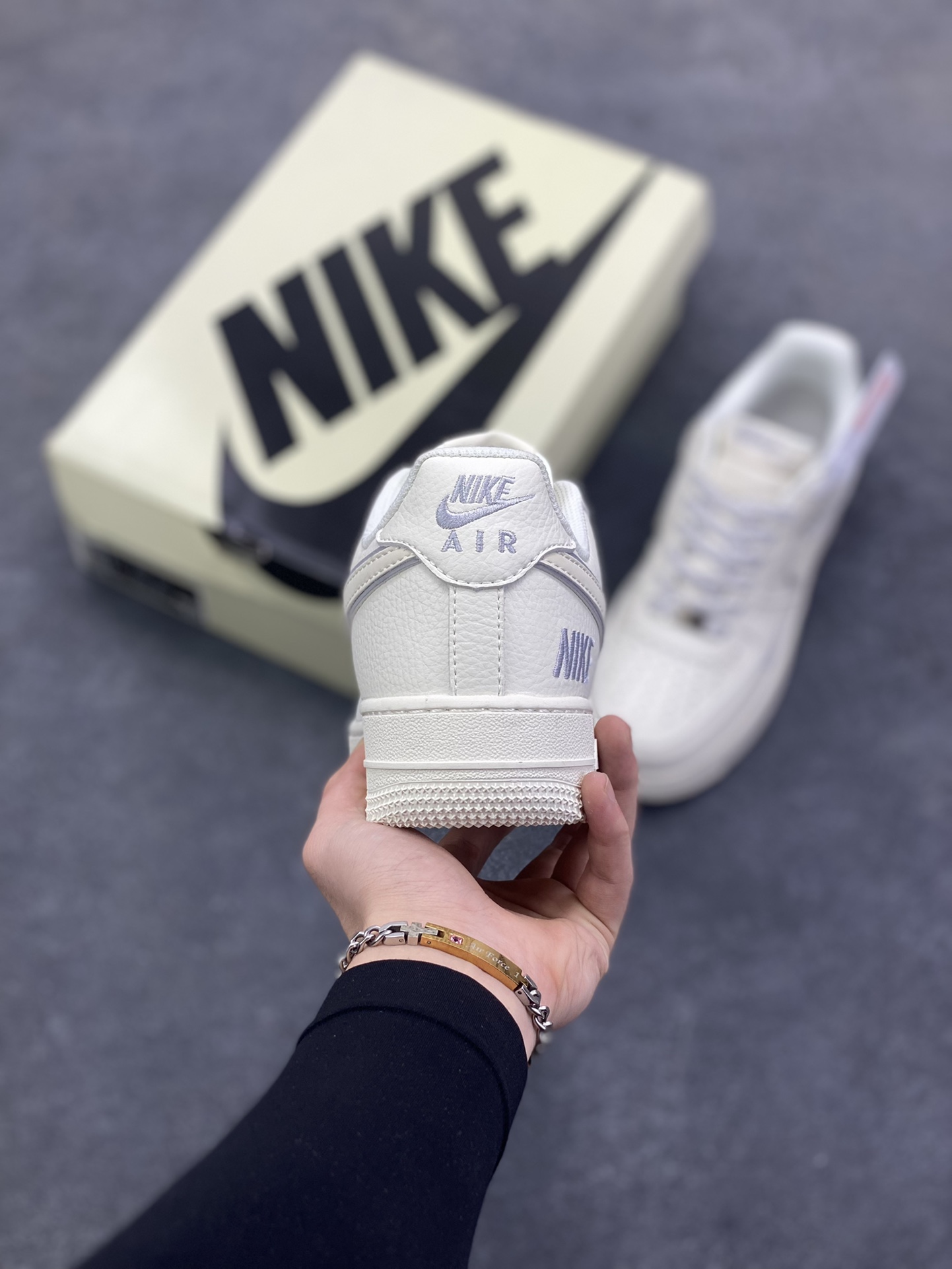 图片[4]-NIke Air Force 1 \’07 Low “NIKE刺绣”空军一号 低帮 运动鞋 休闲鞋 折边针车 工艺难度大 原楦头原纸板 原装鞋盒 定制五金配件 内置全掌气垫 原厂鞋底 货号：CS5288-045 尺码：36 36.5 37.5 38 38.5 39 40 40.5 41 42 42.5 43 44 44.5 45-选品中心