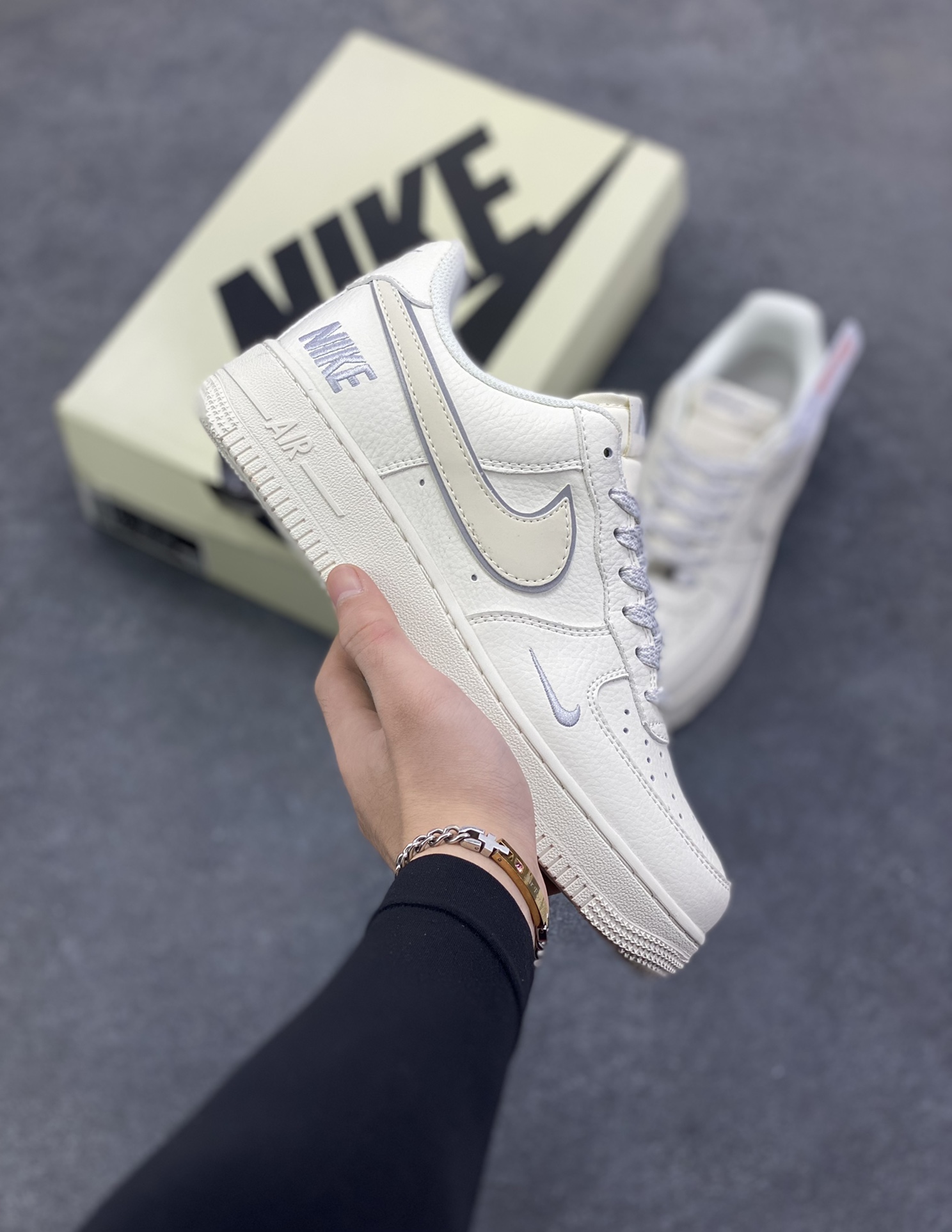 NIke Air Force 1 \’07 Low “NIKE刺绣”空军一号 低帮 运动鞋 休闲鞋 折边针车 工艺难度大 原楦头原纸板 原装鞋盒 定制五金配件 内置全掌气垫 原厂鞋底 货号：CS5288-045 尺码：36 36.5 37.5 38 38.5 39 40 40.5 41 42 42.5 43 44 44.5 45-选品中心