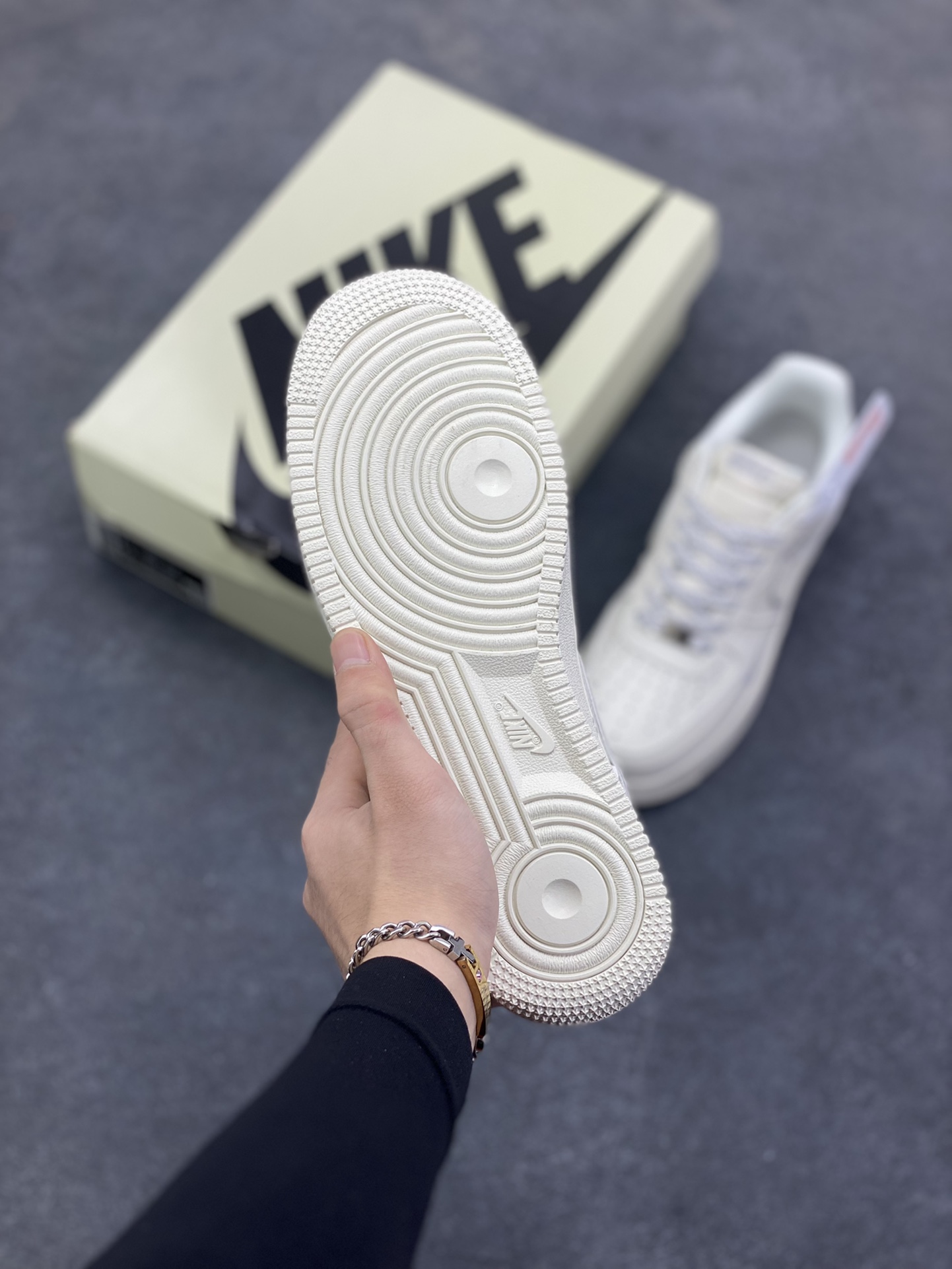 图片[5]-NIke Air Force 1 \’07 Low “NIKE刺绣”空军一号 低帮 运动鞋 休闲鞋 折边针车 工艺难度大 原楦头原纸板 原装鞋盒 定制五金配件 内置全掌气垫 原厂鞋底 货号：CS5288-045 尺码：36 36.5 37.5 38 38.5 39 40 40.5 41 42 42.5 43 44 44.5 45-选品中心