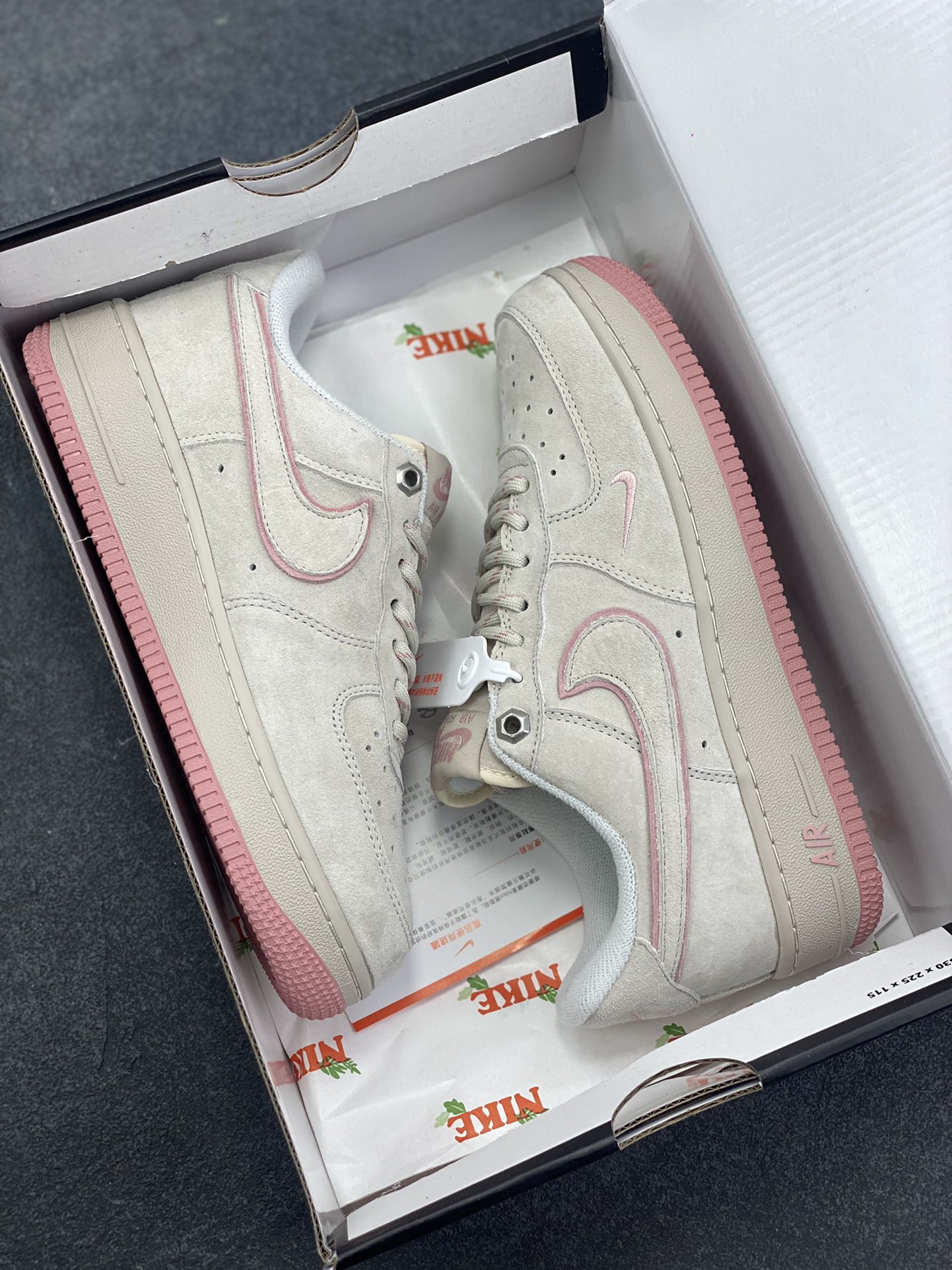 图片[9]-Nike Air Force 1 \’07 Low “头层猪八拼接” 空军一号 高端定制 低帮 运动鞋 休闲鞋 折边针车 工艺难度大 原楦头原纸板 原装鞋盒 定制五金配件 内置全掌气垫 原厂鞋底 货号：DY9867-003 尺码：36 36.5 37.5 38 38.5 39 40 40.5 41 42 42.5 43 44 44.5 45-选品中心