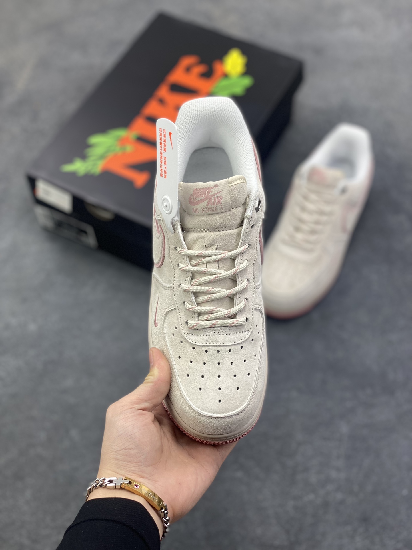 图片[2]-Nike Air Force 1 \’07 Low “头层猪八拼接” 空军一号 高端定制 低帮 运动鞋 休闲鞋 折边针车 工艺难度大 原楦头原纸板 原装鞋盒 定制五金配件 内置全掌气垫 原厂鞋底 货号：DY9867-003 尺码：36 36.5 37.5 38 38.5 39 40 40.5 41 42 42.5 43 44 44.5 45-选品中心
