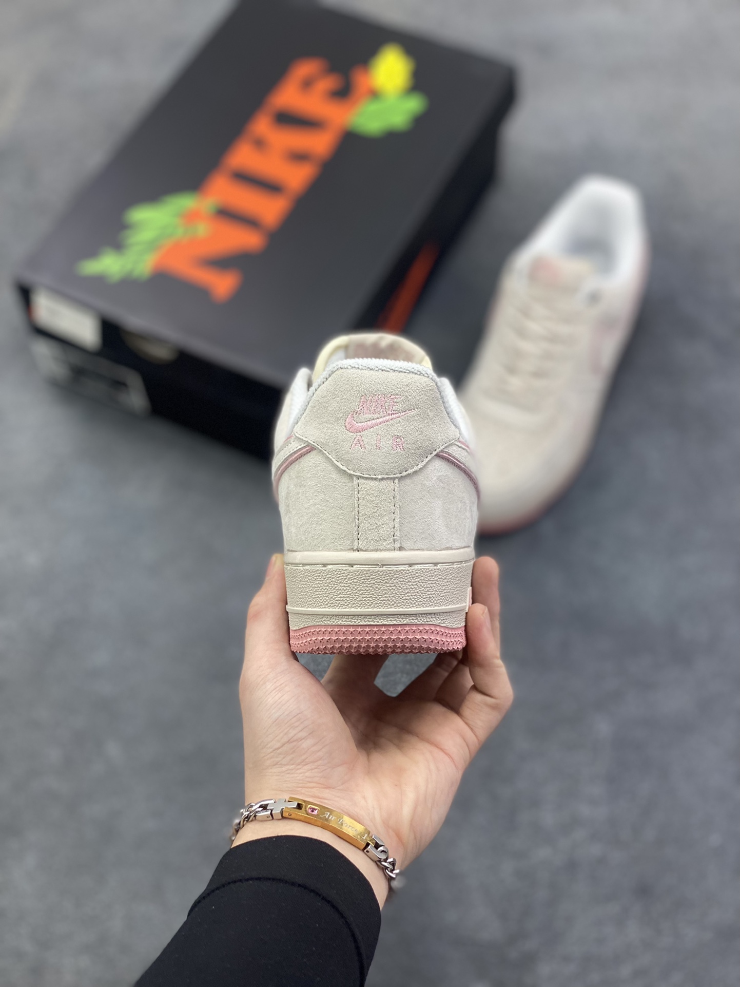 图片[4]-Nike Air Force 1 \’07 Low “头层猪八拼接” 空军一号 高端定制 低帮 运动鞋 休闲鞋 折边针车 工艺难度大 原楦头原纸板 原装鞋盒 定制五金配件 内置全掌气垫 原厂鞋底 货号：DY9867-003 尺码：36 36.5 37.5 38 38.5 39 40 40.5 41 42 42.5 43 44 44.5 45-选品中心