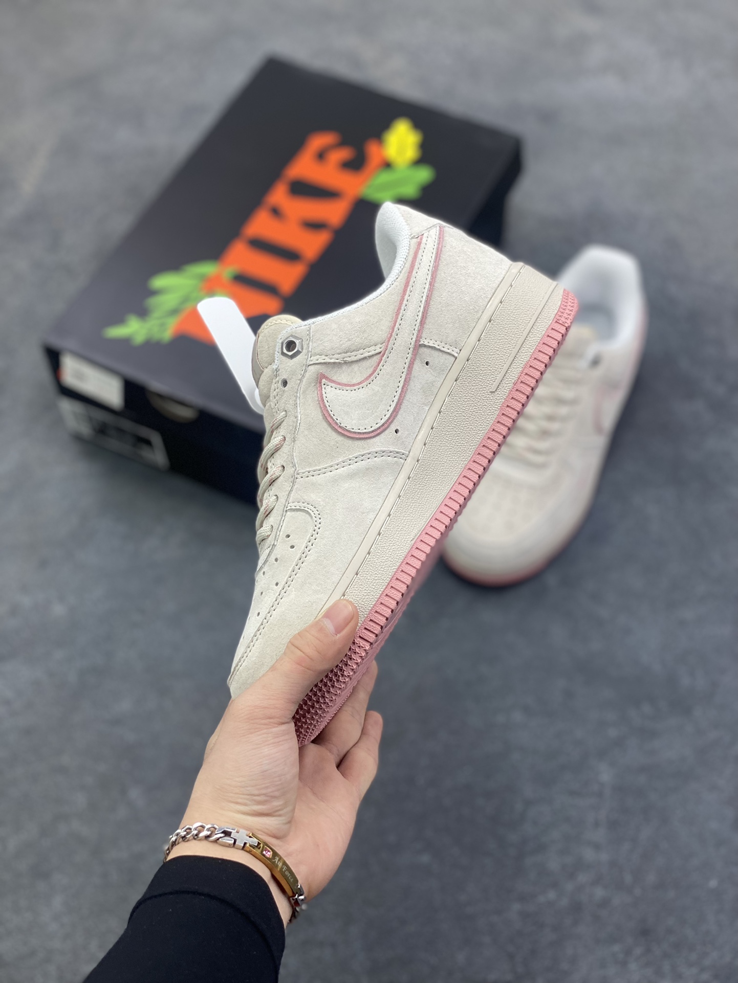 图片[3]-Nike Air Force 1 \’07 Low “头层猪八拼接” 空军一号 高端定制 低帮 运动鞋 休闲鞋 折边针车 工艺难度大 原楦头原纸板 原装鞋盒 定制五金配件 内置全掌气垫 原厂鞋底 货号：DY9867-003 尺码：36 36.5 37.5 38 38.5 39 40 40.5 41 42 42.5 43 44 44.5 45-选品中心