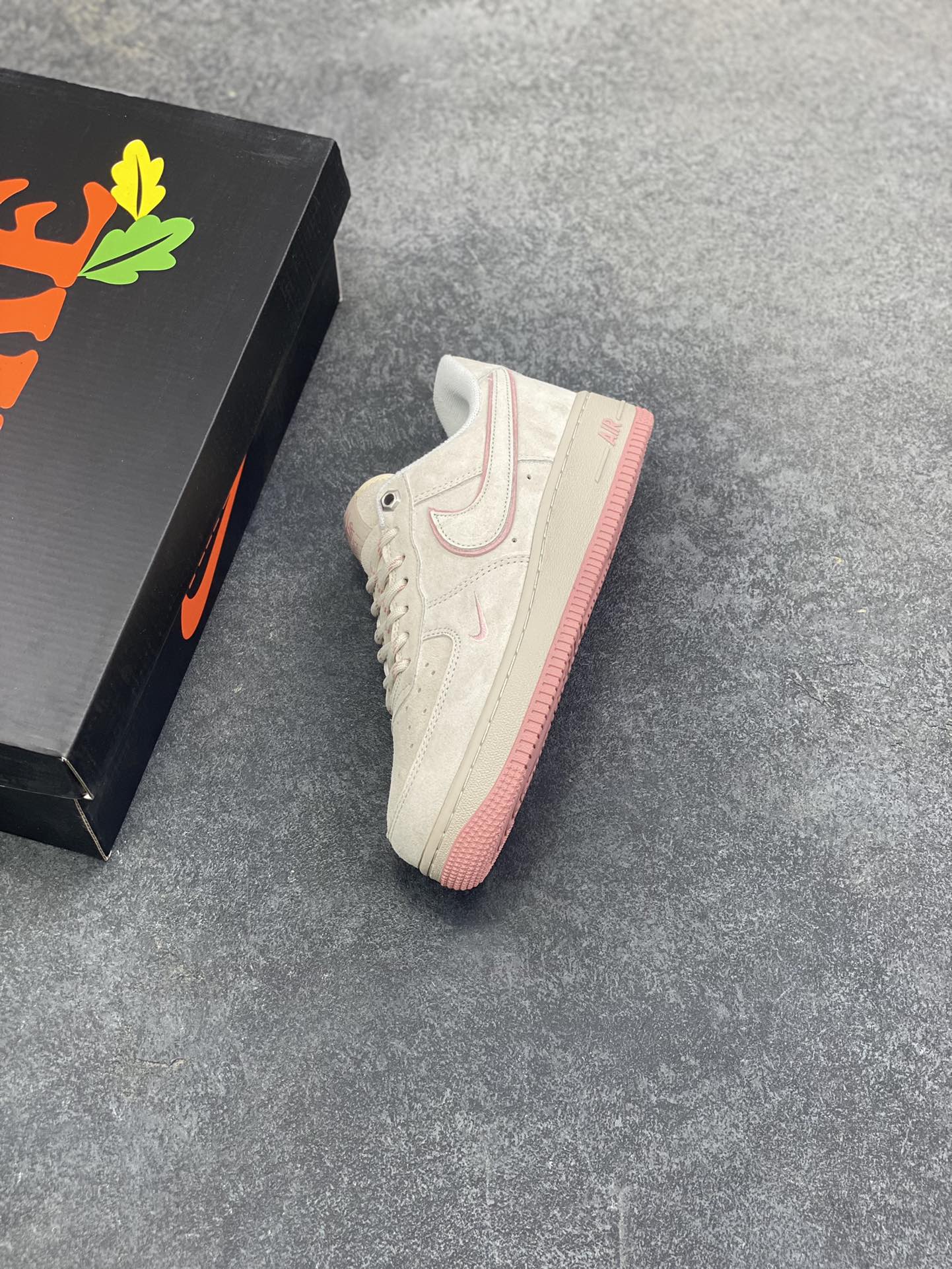 图片[7]-Nike Air Force 1 \’07 Low “头层猪八拼接” 空军一号 高端定制 低帮 运动鞋 休闲鞋 折边针车 工艺难度大 原楦头原纸板 原装鞋盒 定制五金配件 内置全掌气垫 原厂鞋底 货号：DY9867-003 尺码：36 36.5 37.5 38 38.5 39 40 40.5 41 42 42.5 43 44 44.5 45-选品中心