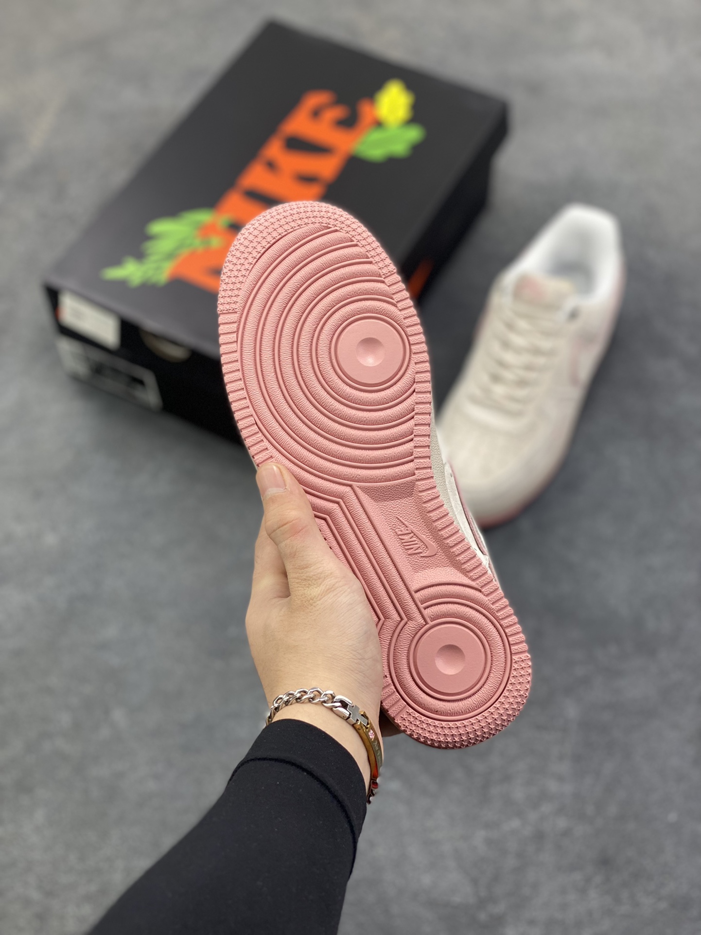 图片[5]-Nike Air Force 1 \’07 Low “头层猪八拼接” 空军一号 高端定制 低帮 运动鞋 休闲鞋 折边针车 工艺难度大 原楦头原纸板 原装鞋盒 定制五金配件 内置全掌气垫 原厂鞋底 货号：DY9867-003 尺码：36 36.5 37.5 38 38.5 39 40 40.5 41 42 42.5 43 44 44.5 45-选品中心