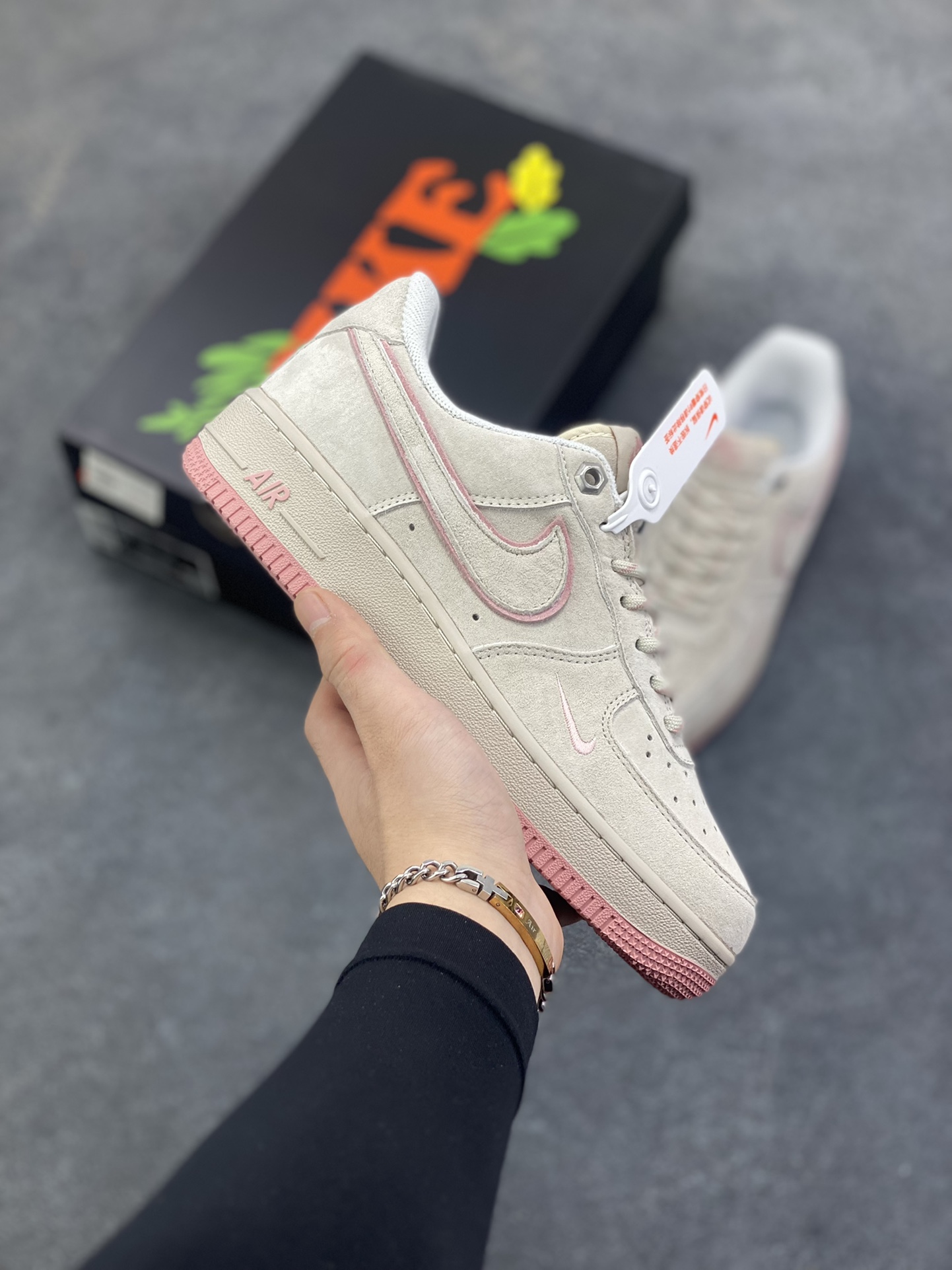 Nike Air Force 1 \'07 Low “头层猪八拼接” 空军一号 高端定制 低帮 运动鞋 休闲鞋 折边针车 工艺难度大 原楦头原纸板 原装鞋盒 定制五金配件 内置全掌气垫 原厂鞋底 货号：DY9867-003 尺码：36 36.5 37.5 38 38.5 39 40 40.5 41 42 42.5 43 44 44.5 45-选品中心