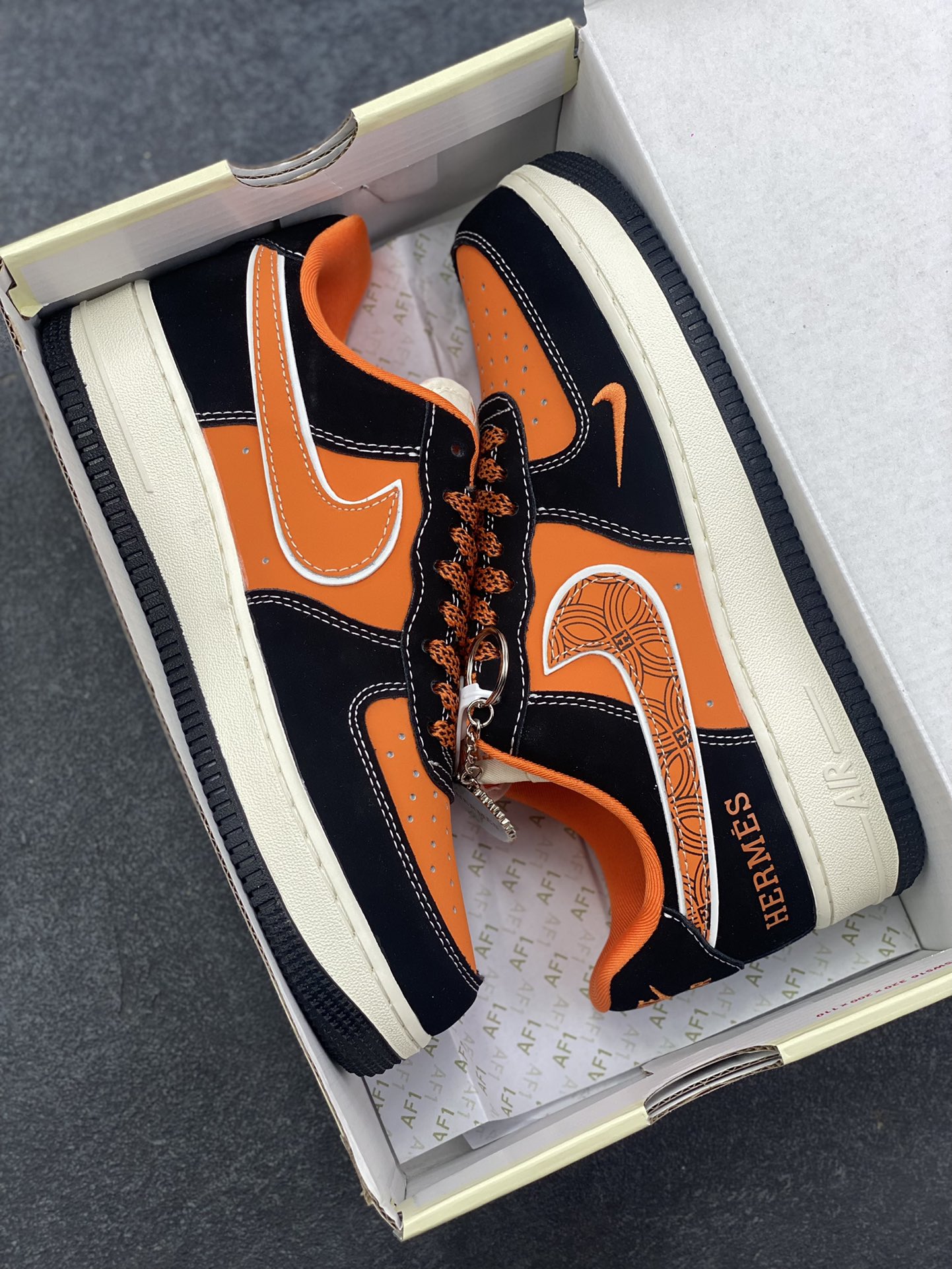图片[9]-NIke Air Force 1 \’07 Low “HERMES联名——黑橘”空军一号 低帮 运动鞋 休闲鞋 折边针车 工艺难度大 原楦头原纸板 原装鞋盒 定制五金配件 内置全掌气垫 原厂鞋底 货号：XL1979-112 尺码：36 36.5 37.5 38 38.5 39 40 40.5 41 42 42.5 43 44 44.5 45-选品中心