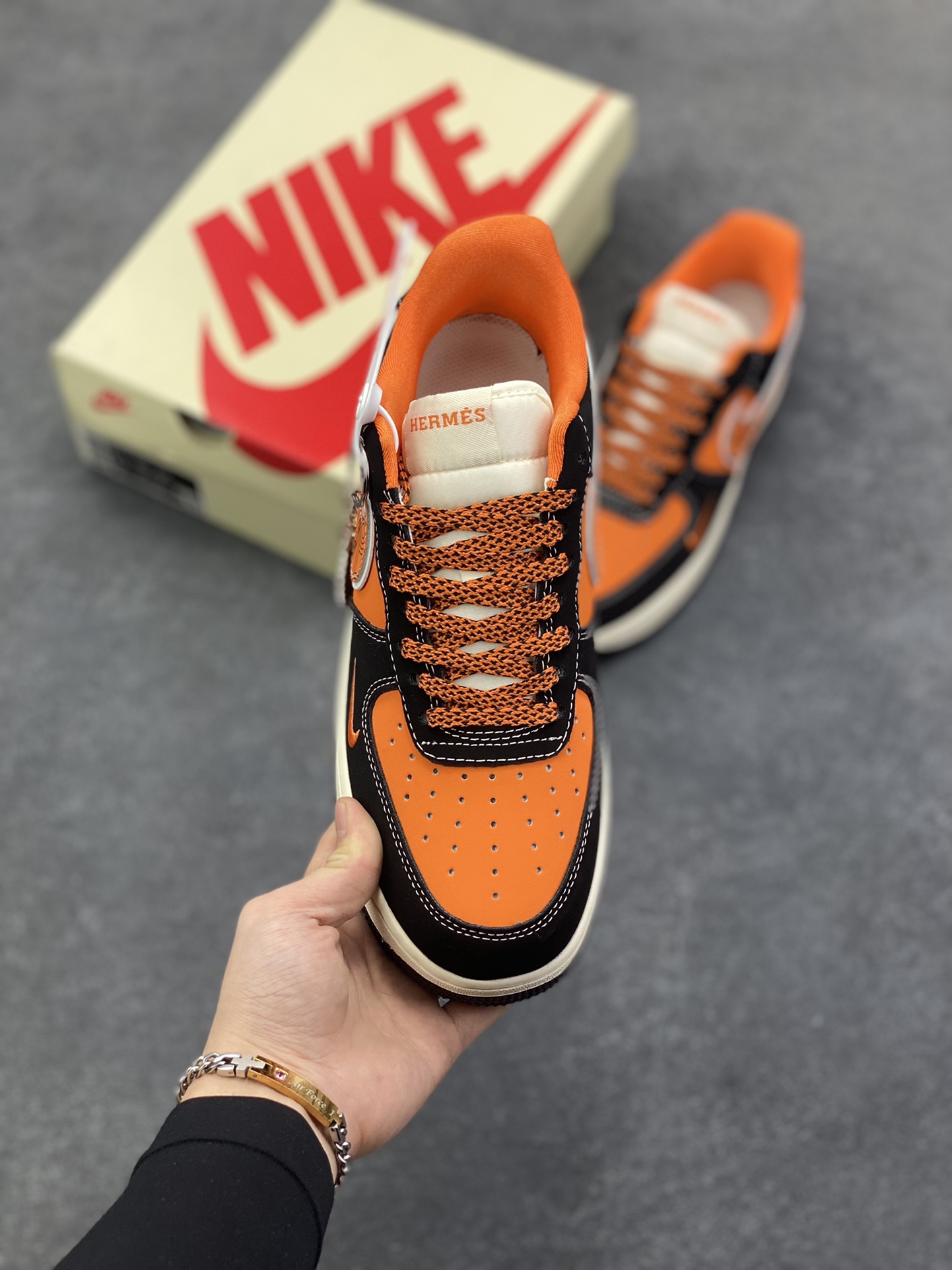 图片[2]-NIke Air Force 1 \’07 Low “HERMES联名——黑橘”空军一号 低帮 运动鞋 休闲鞋 折边针车 工艺难度大 原楦头原纸板 原装鞋盒 定制五金配件 内置全掌气垫 原厂鞋底 货号：XL1979-112 尺码：36 36.5 37.5 38 38.5 39 40 40.5 41 42 42.5 43 44 44.5 45-选品中心