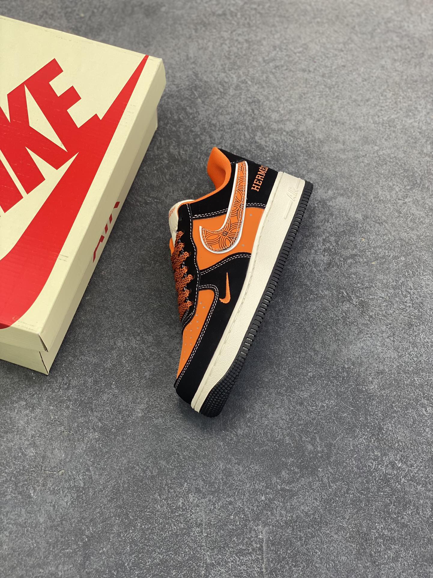图片[7]-NIke Air Force 1 \’07 Low “HERMES联名——黑橘”空军一号 低帮 运动鞋 休闲鞋 折边针车 工艺难度大 原楦头原纸板 原装鞋盒 定制五金配件 内置全掌气垫 原厂鞋底 货号：XL1979-112 尺码：36 36.5 37.5 38 38.5 39 40 40.5 41 42 42.5 43 44 44.5 45-选品中心