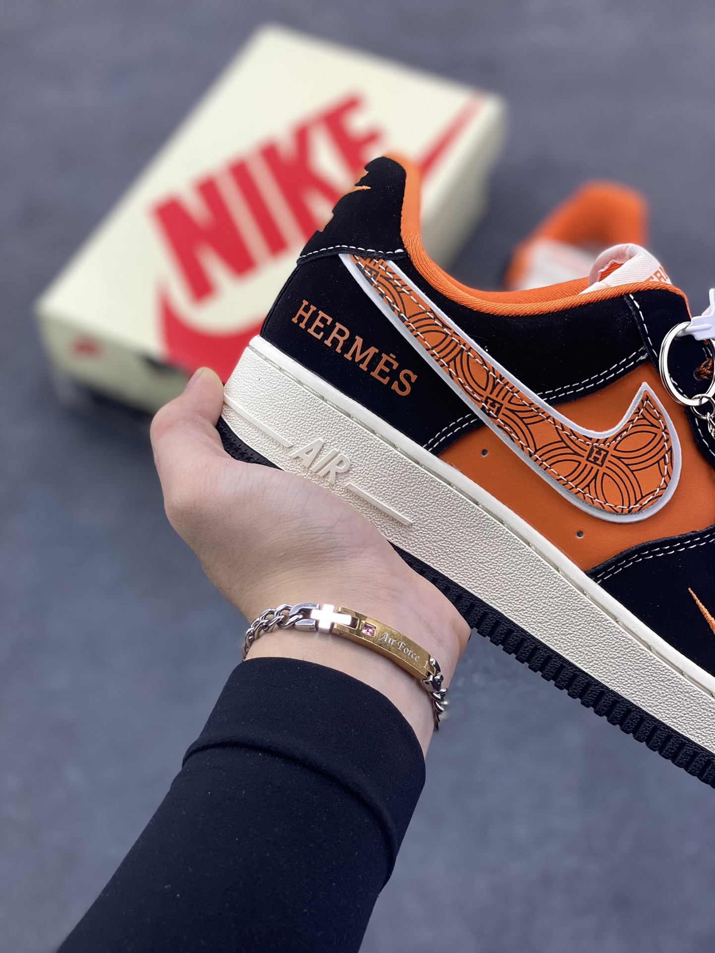 图片[6]-NIke Air Force 1 \’07 Low “HERMES联名——黑橘”空军一号 低帮 运动鞋 休闲鞋 折边针车 工艺难度大 原楦头原纸板 原装鞋盒 定制五金配件 内置全掌气垫 原厂鞋底 货号：XL1979-112 尺码：36 36.5 37.5 38 38.5 39 40 40.5 41 42 42.5 43 44 44.5 45-选品中心