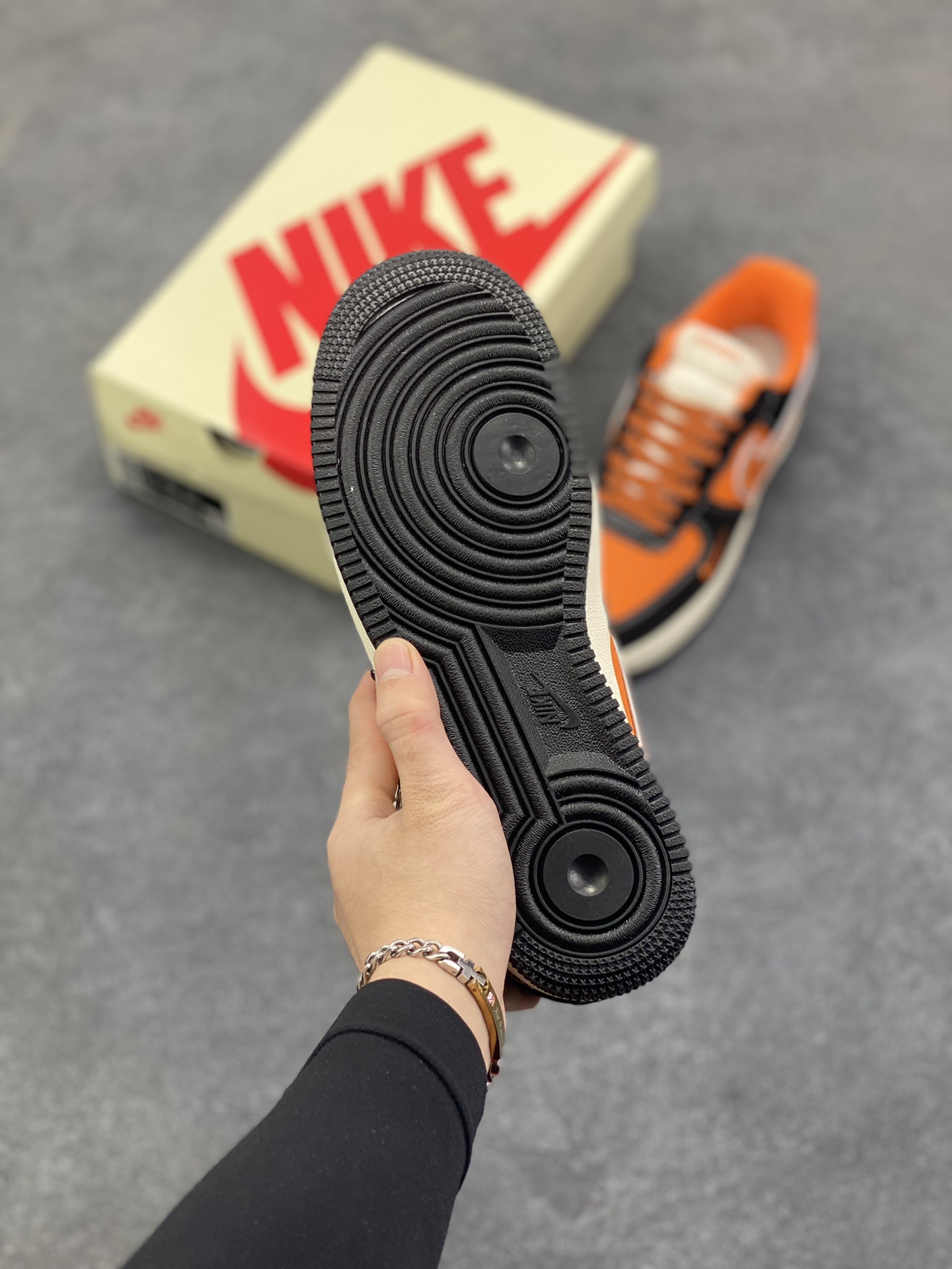 图片[5]-NIke Air Force 1 \’07 Low “HERMES联名——黑橘”空军一号 低帮 运动鞋 休闲鞋 折边针车 工艺难度大 原楦头原纸板 原装鞋盒 定制五金配件 内置全掌气垫 原厂鞋底 货号：XL1979-112 尺码：36 36.5 37.5 38 38.5 39 40 40.5 41 42 42.5 43 44 44.5 45-选品中心