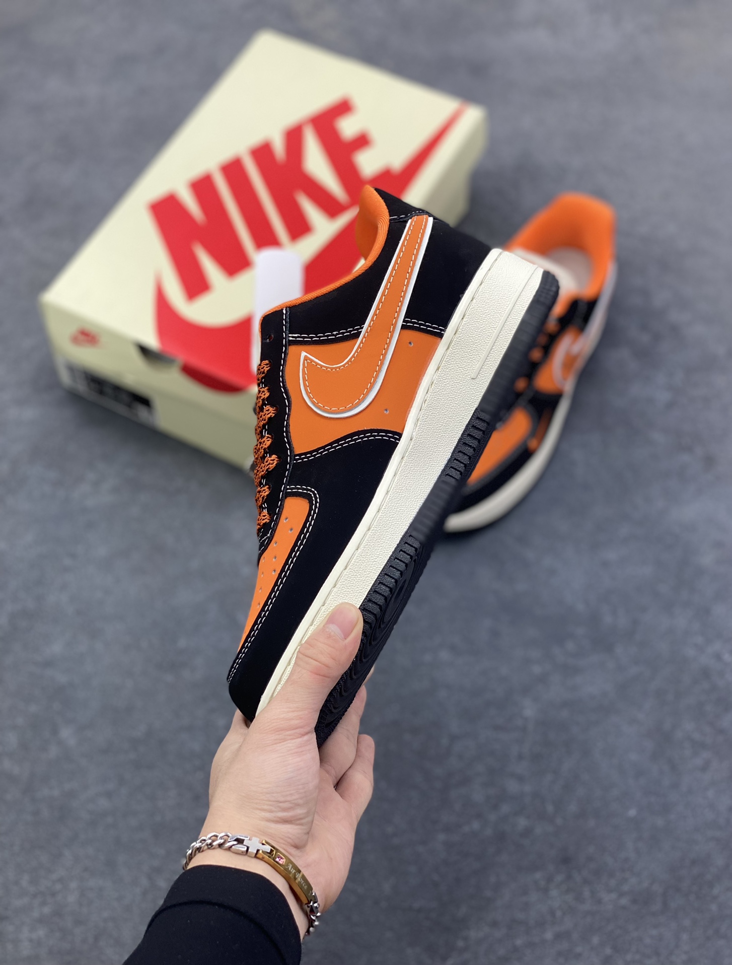 图片[3]-NIke Air Force 1 \’07 Low “HERMES联名——黑橘”空军一号 低帮 运动鞋 休闲鞋 折边针车 工艺难度大 原楦头原纸板 原装鞋盒 定制五金配件 内置全掌气垫 原厂鞋底 货号：XL1979-112 尺码：36 36.5 37.5 38 38.5 39 40 40.5 41 42 42.5 43 44 44.5 45-选品中心