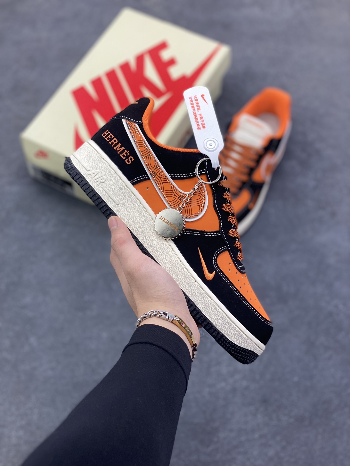 NIke Air Force 1 \'07 Low “HERMES联名——黑橘”空军一号 低帮 运动鞋 休闲鞋 折边针车 工艺难度大 原楦头原纸板 原装鞋盒 定制五金配件 内置全掌气垫 原厂鞋底 货号：XL1979-112 尺码：36 36.5 37.5 38 38.5 39 40 40.5 41 42 42.5 43 44 44.5 45-选品中心