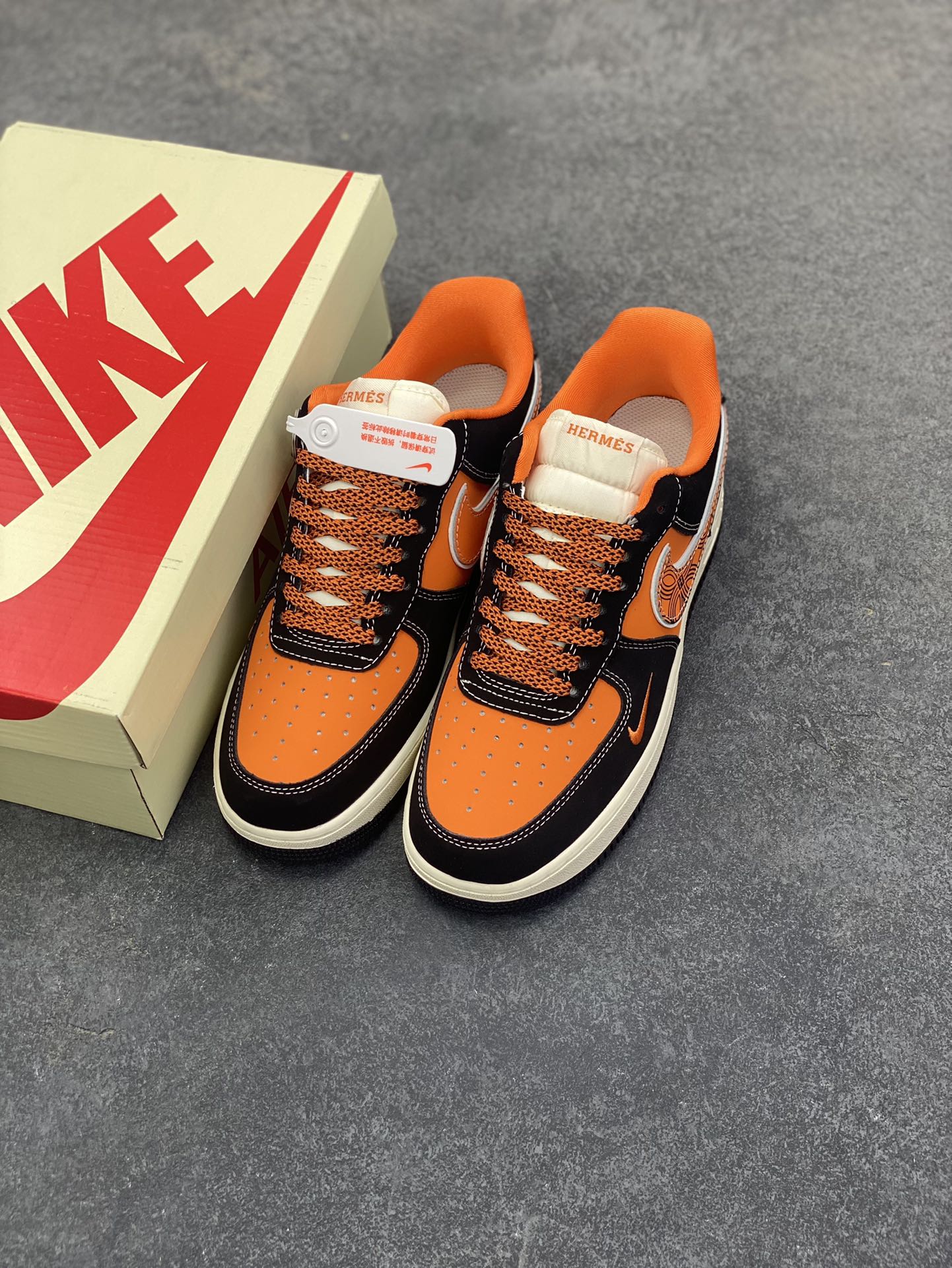 图片[8]-NIke Air Force 1 \’07 Low “HERMES联名——黑橘”空军一号 低帮 运动鞋 休闲鞋 折边针车 工艺难度大 原楦头原纸板 原装鞋盒 定制五金配件 内置全掌气垫 原厂鞋底 货号：XL1979-112 尺码：36 36.5 37.5 38 38.5 39 40 40.5 41 42 42.5 43 44 44.5 45-选品中心