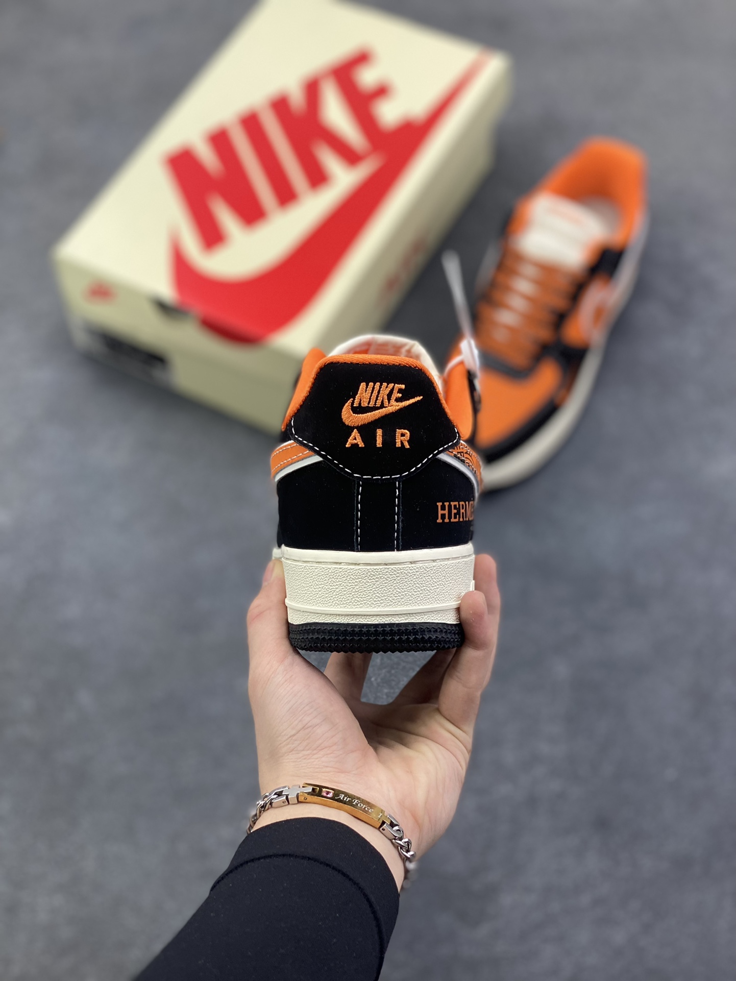 图片[4]-NIke Air Force 1 \’07 Low “HERMES联名——黑橘”空军一号 低帮 运动鞋 休闲鞋 折边针车 工艺难度大 原楦头原纸板 原装鞋盒 定制五金配件 内置全掌气垫 原厂鞋底 货号：XL1979-112 尺码：36 36.5 37.5 38 38.5 39 40 40.5 41 42 42.5 43 44 44.5 45-选品中心