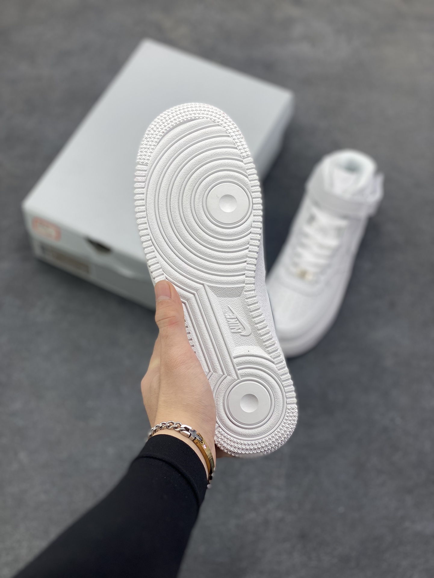 图片[5]-福利特价 最强销量性价比版本❗️ Nike Air Force 1 Low 纯白 空军一号百搭休闲运动板鞋。柔软、弹性十足的缓震性能和出色的中底设计，横跨复古与现代的外型结合，造就出风靡全球三十多年的Force 1，直到今天还深受青睐。 货号：CW2288-111 尺码：36 36.5 37.5 38 38.5 39 40 40.5 41 42 42.5 43 44 44.5 45 46-选品中心