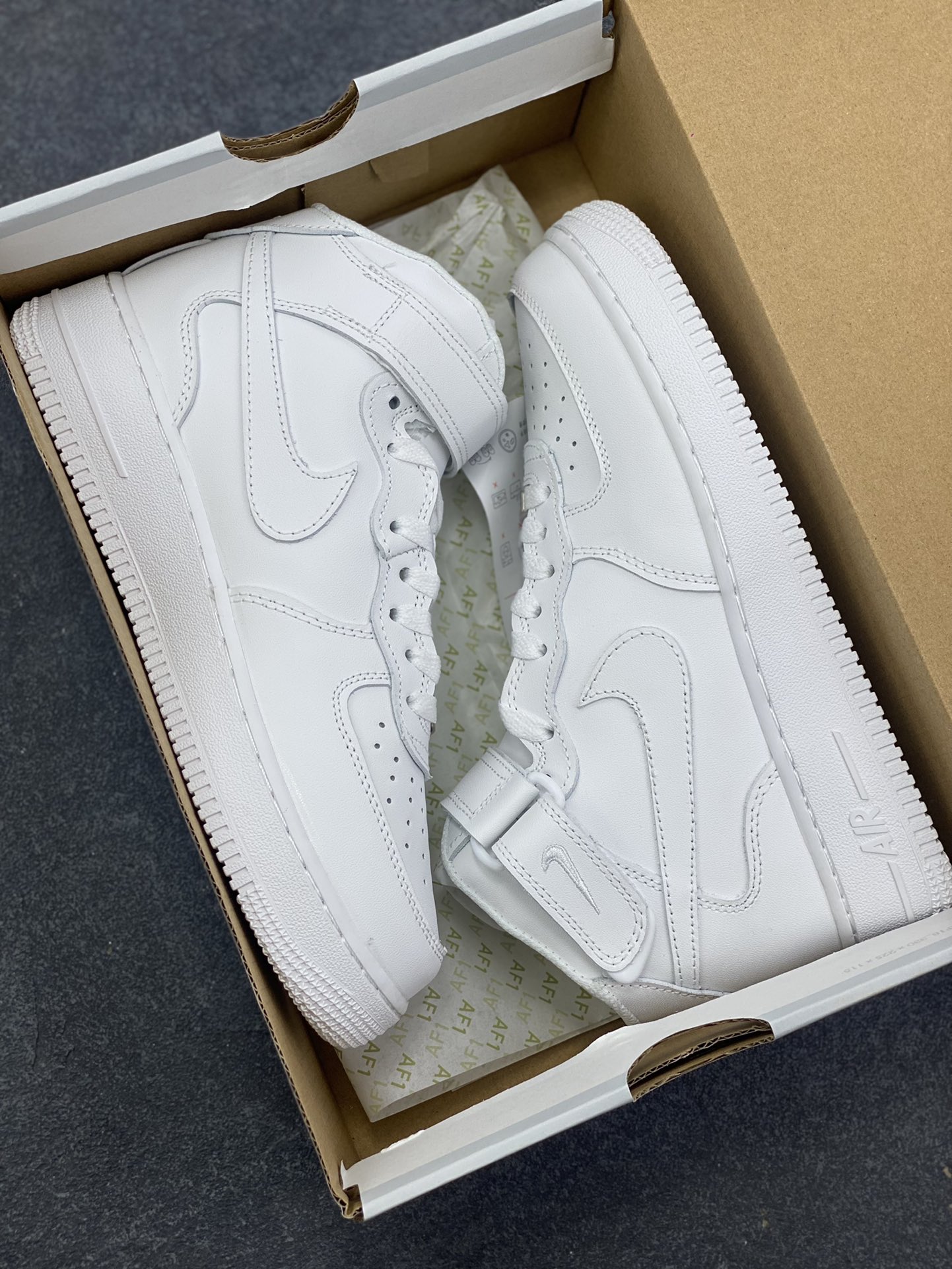 图片[9]-福利特价 最强销量性价比版本❗️ Nike Air Force 1 Low 纯白 空军一号百搭休闲运动板鞋。柔软、弹性十足的缓震性能和出色的中底设计，横跨复古与现代的外型结合，造就出风靡全球三十多年的Force 1，直到今天还深受青睐。 货号：CW2288-111 尺码：36 36.5 37.5 38 38.5 39 40 40.5 41 42 42.5 43 44 44.5 45 46-选品中心