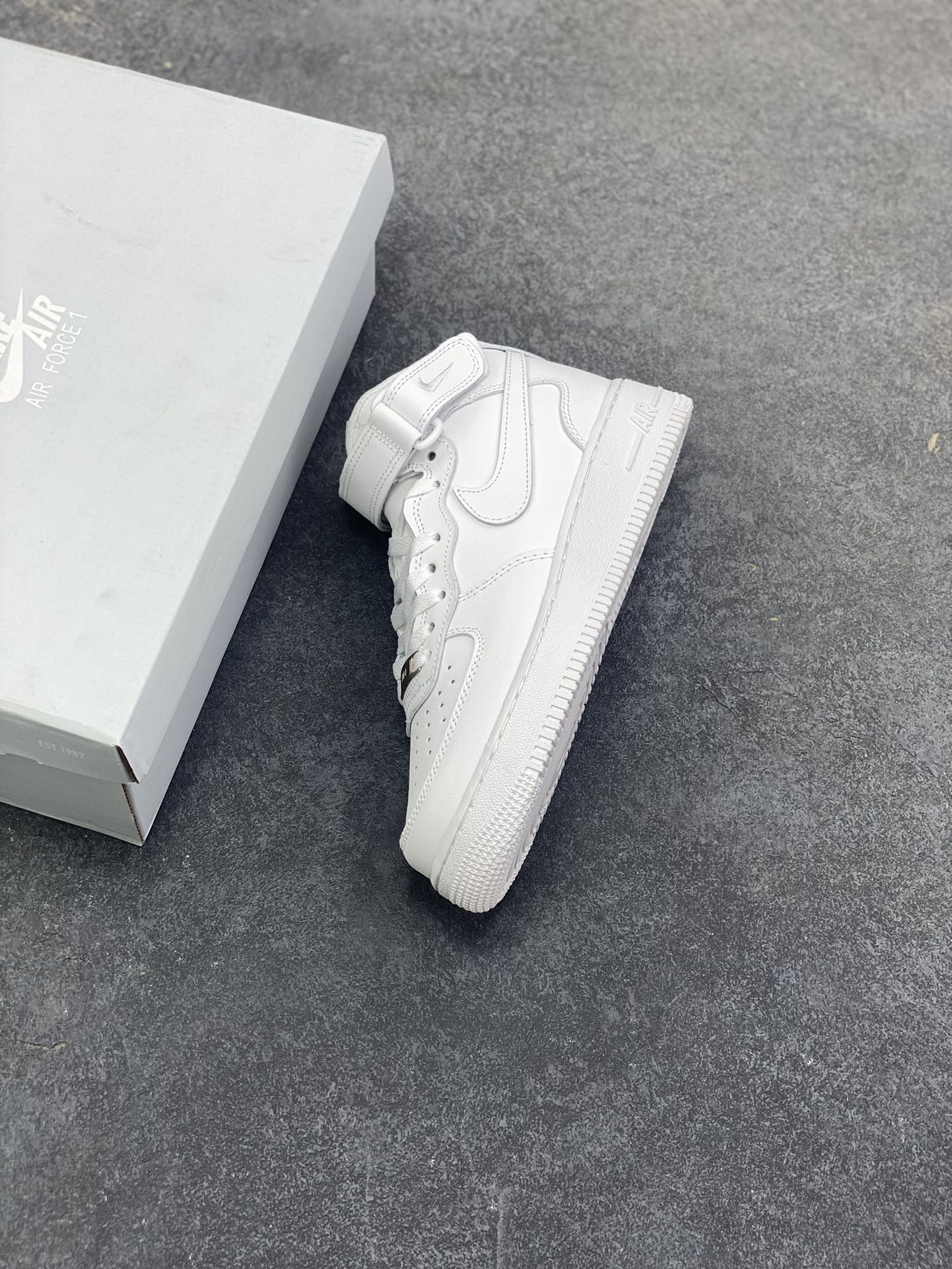 图片[7]-福利特价 最强销量性价比版本❗️ Nike Air Force 1 Low 纯白 空军一号百搭休闲运动板鞋。柔软、弹性十足的缓震性能和出色的中底设计，横跨复古与现代的外型结合，造就出风靡全球三十多年的Force 1，直到今天还深受青睐。 货号：CW2288-111 尺码：36 36.5 37.5 38 38.5 39 40 40.5 41 42 42.5 43 44 44.5 45 46-选品中心