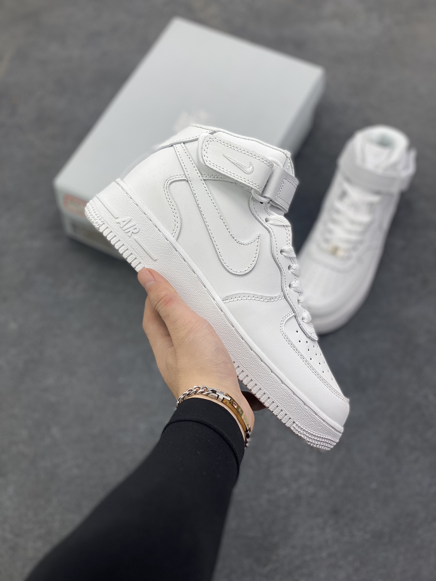 福利特价 最强销量性价比版本❗️ Nike Air Force 1 Low 纯白 空军一号百搭休闲运动板鞋。柔软、弹性十足的缓震性能和出色的中底设计，横跨复古与现代的外型结合，造就出风靡全球三十多年的Force 1，直到今天还深受青睐。 货号：CW2288-111 尺码：36 36.5 37.5 38 38.5 39 40 40.5 41 42 42.5 43 44 44.5 45 46-选品中心