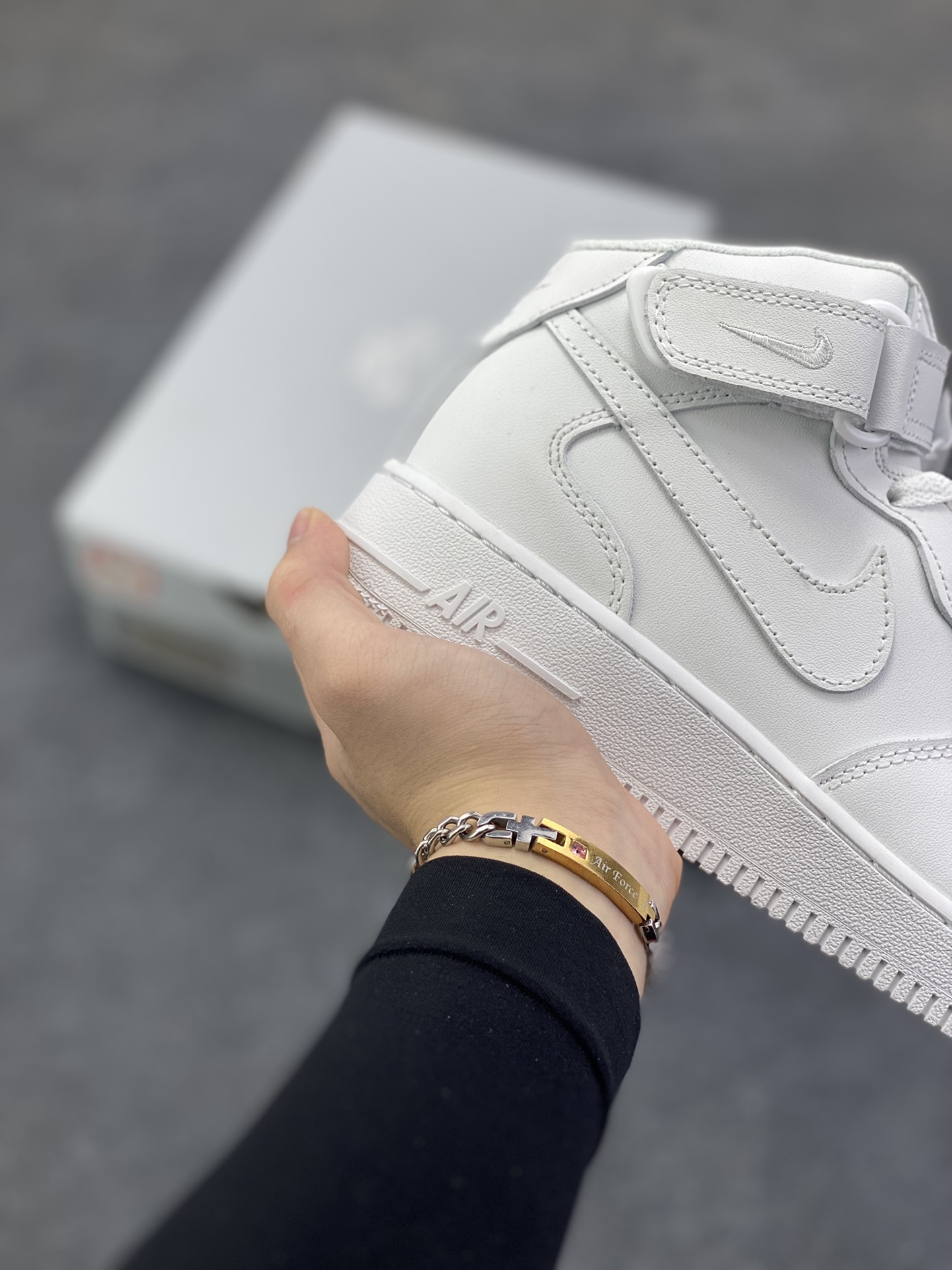 图片[6]-福利特价 最强销量性价比版本❗️ Nike Air Force 1 Low 纯白 空军一号百搭休闲运动板鞋。柔软、弹性十足的缓震性能和出色的中底设计，横跨复古与现代的外型结合，造就出风靡全球三十多年的Force 1，直到今天还深受青睐。 货号：CW2288-111 尺码：36 36.5 37.5 38 38.5 39 40 40.5 41 42 42.5 43 44 44.5 45 46-选品中心