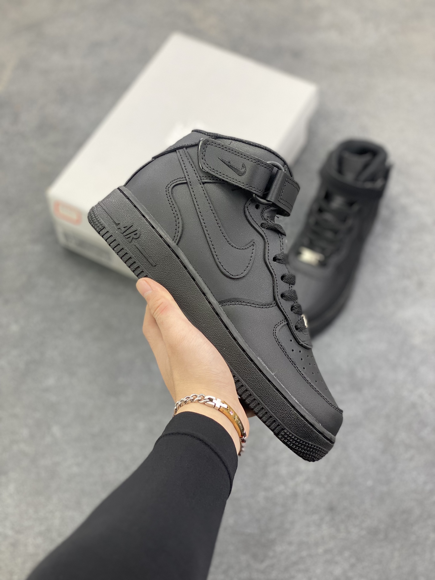 福利特价 最强销量性价比版本❗️ Nike Air Force 1 Low 纯黑 空军一号百搭休闲运动板鞋。柔软、弹性十足的缓震性能和出色的中底设计，横跨复古与现代的外型结合，造就出风靡全球三十多年的Force 1，直到今天还深受青睐。 货号：CW2288-001 尺码：36 36.5 37.5 38 38.5 39 40 40.5 41 42 42.5 43 44 44.5 45 46-选品中心