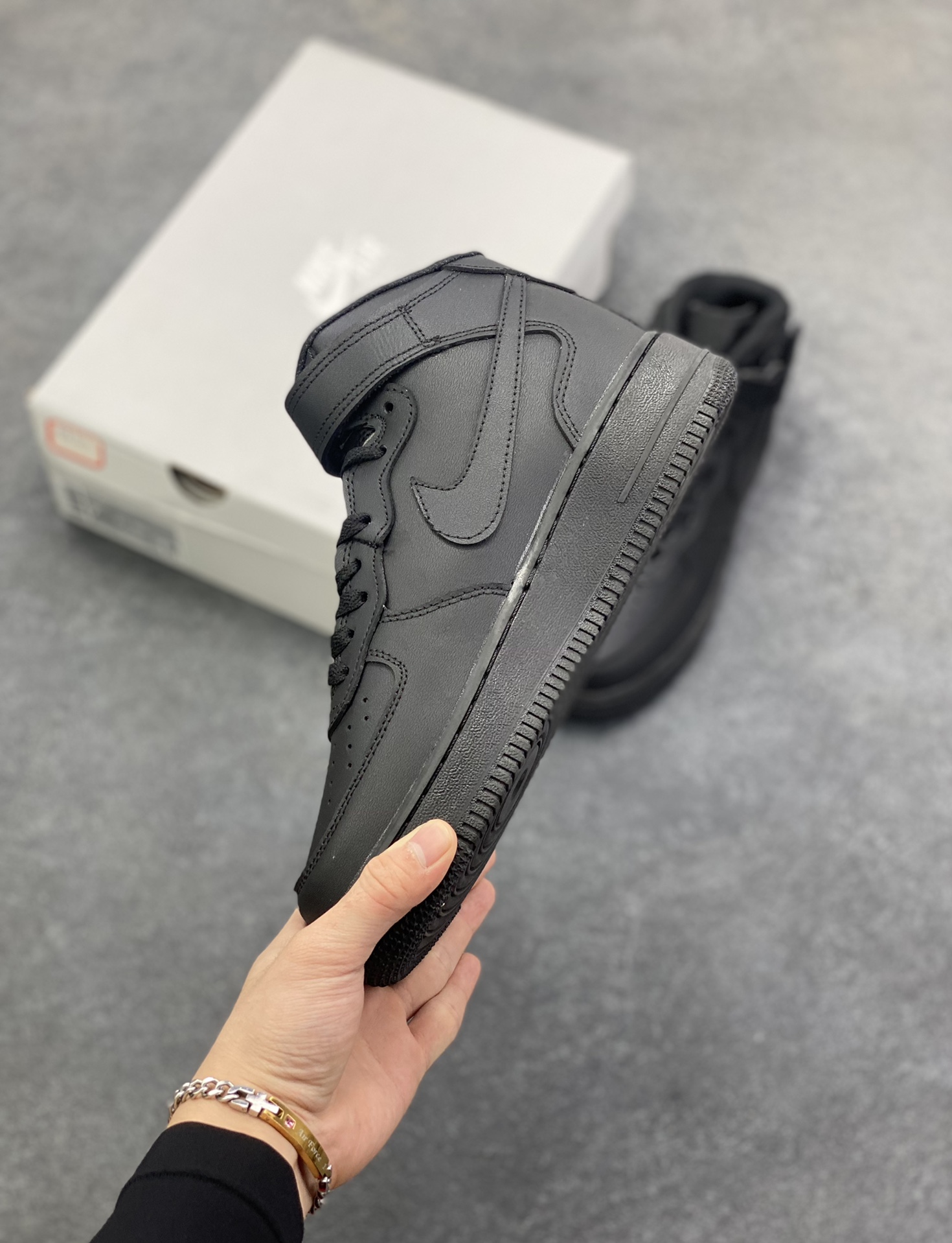 图片[3]-福利特价 最强销量性价比版本❗️ Nike Air Force 1 Low 纯黑 空军一号百搭休闲运动板鞋。柔软、弹性十足的缓震性能和出色的中底设计，横跨复古与现代的外型结合，造就出风靡全球三十多年的Force 1，直到今天还深受青睐。 货号：CW2288-001 尺码：36 36.5 37.5 38 38.5 39 40 40.5 41 42 42.5 43 44 44.5 45 46-选品中心