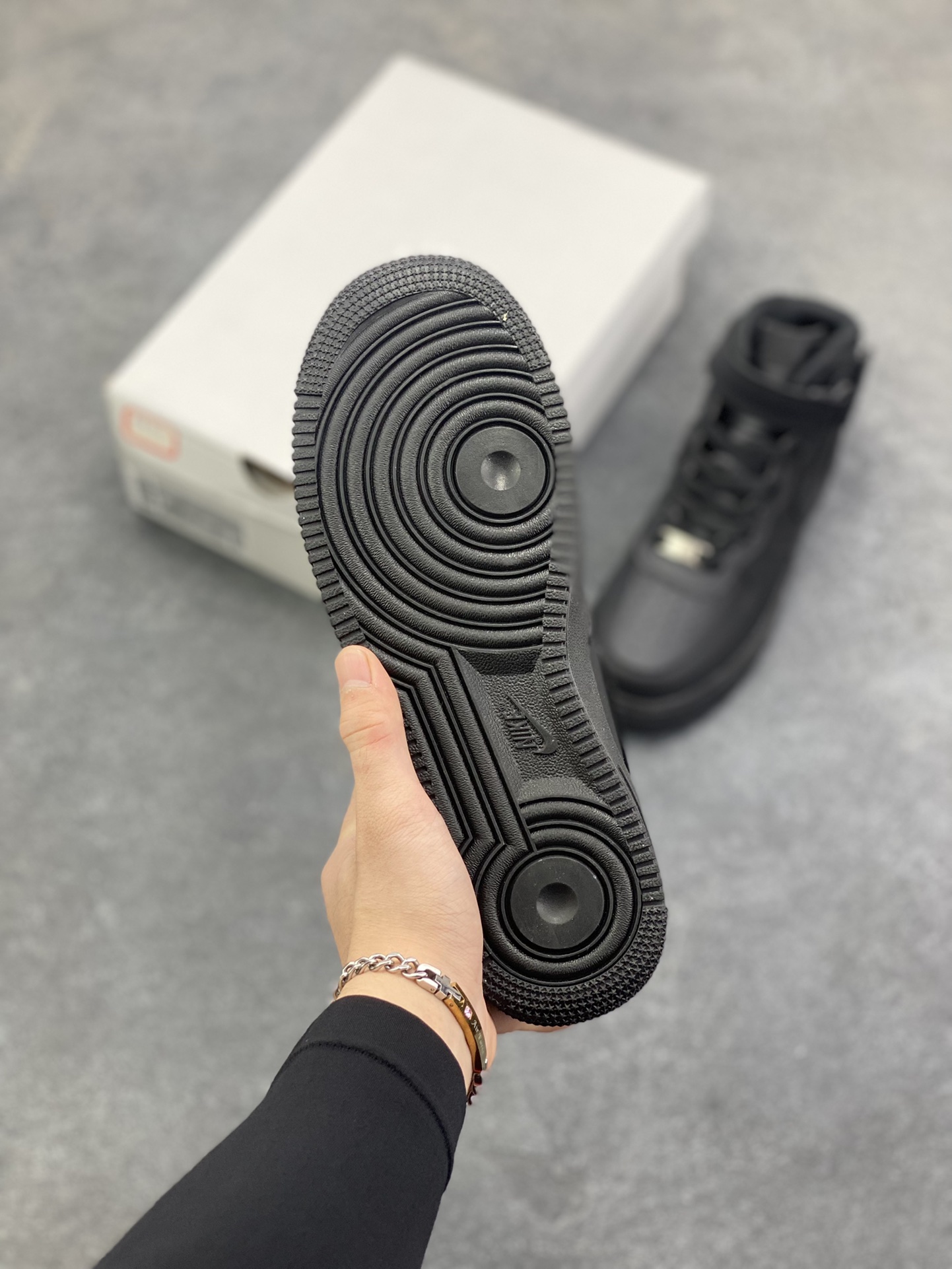 图片[5]-福利特价 最强销量性价比版本❗️ Nike Air Force 1 Low 纯黑 空军一号百搭休闲运动板鞋。柔软、弹性十足的缓震性能和出色的中底设计，横跨复古与现代的外型结合，造就出风靡全球三十多年的Force 1，直到今天还深受青睐。 货号：CW2288-001 尺码：36 36.5 37.5 38 38.5 39 40 40.5 41 42 42.5 43 44 44.5 45 46-选品中心