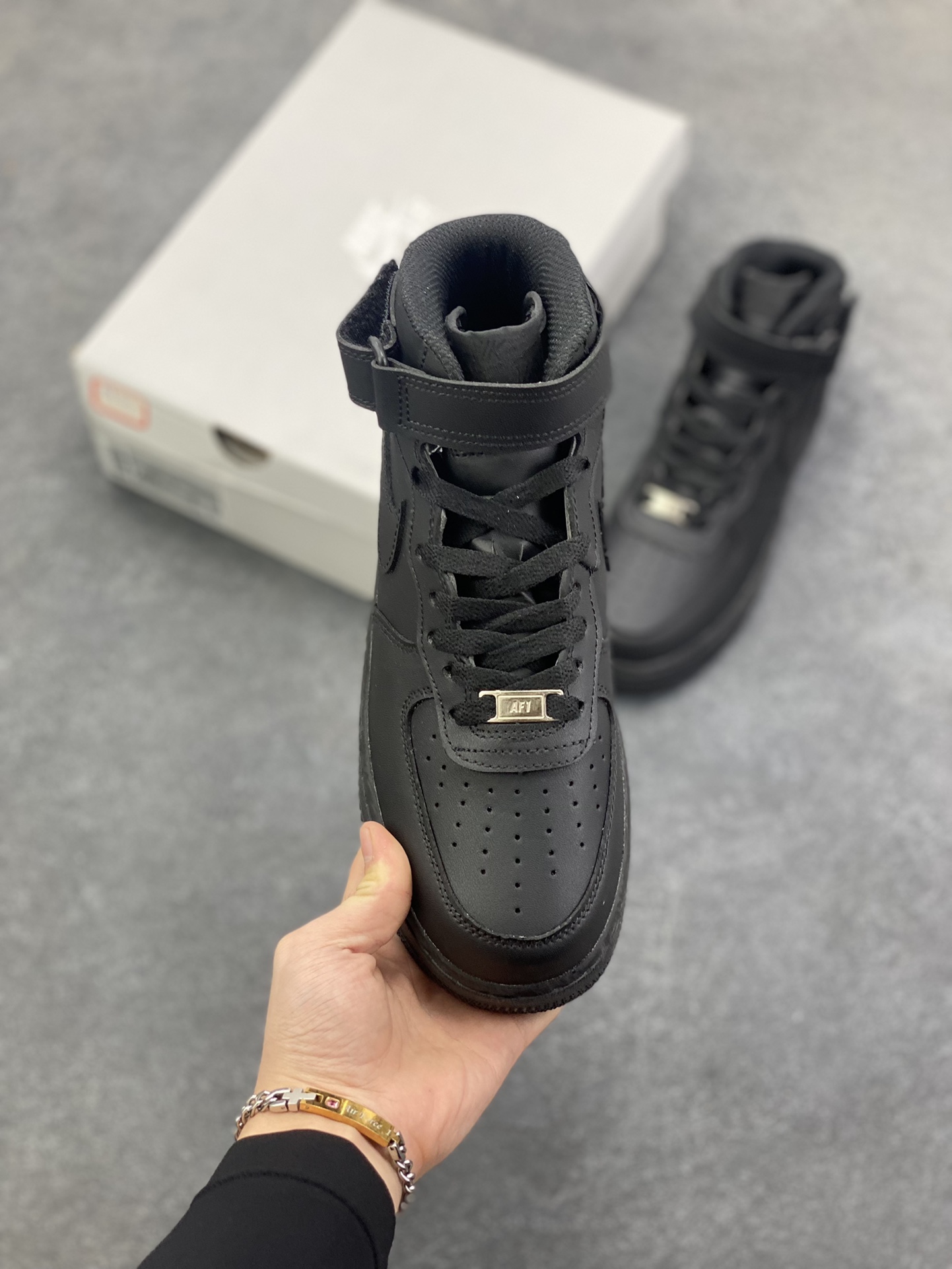 图片[2]-福利特价 最强销量性价比版本❗️ Nike Air Force 1 Low 纯黑 空军一号百搭休闲运动板鞋。柔软、弹性十足的缓震性能和出色的中底设计，横跨复古与现代的外型结合，造就出风靡全球三十多年的Force 1，直到今天还深受青睐。 货号：CW2288-001 尺码：36 36.5 37.5 38 38.5 39 40 40.5 41 42 42.5 43 44 44.5 45 46-选品中心