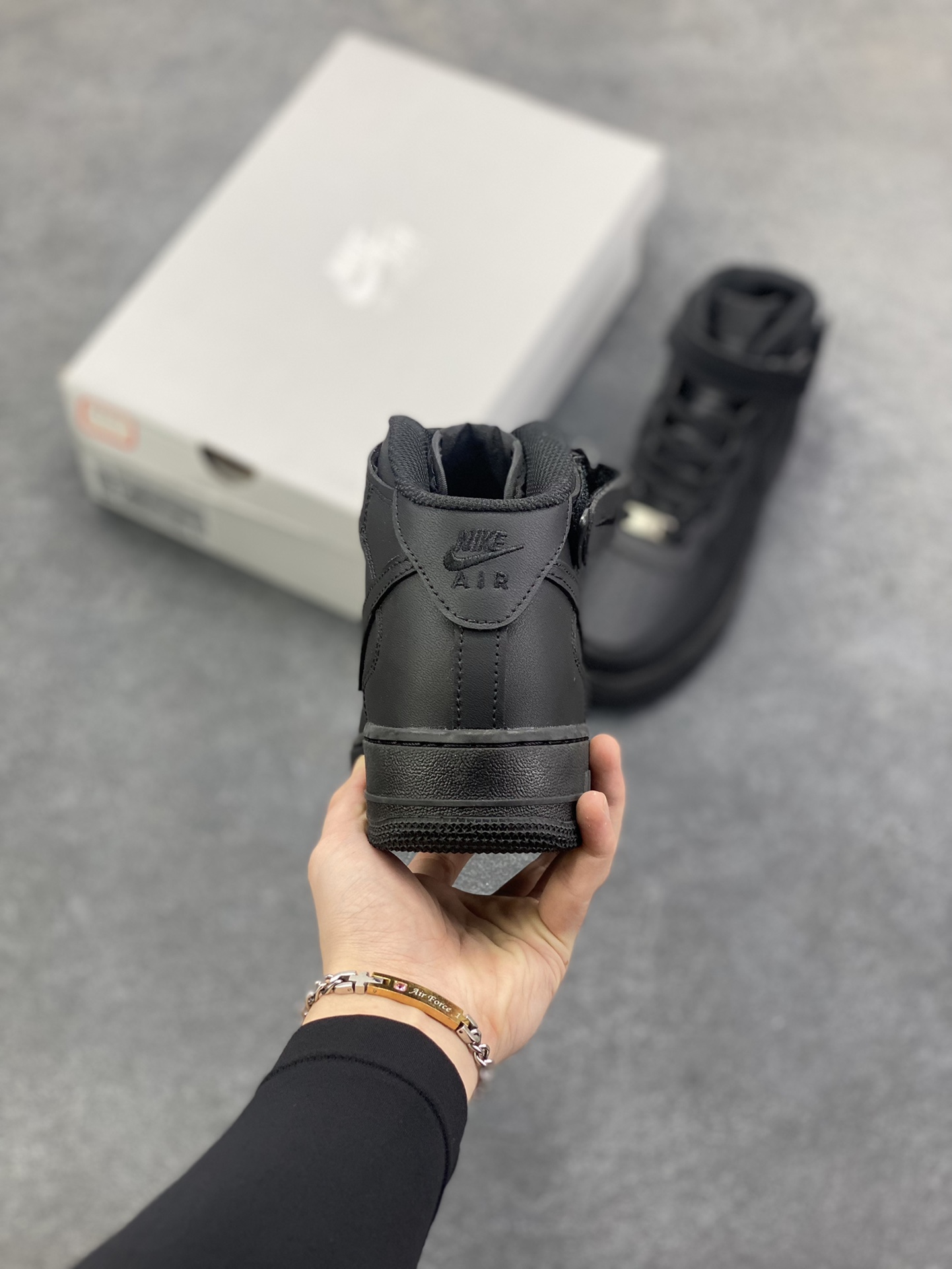 图片[4]-福利特价 最强销量性价比版本❗️ Nike Air Force 1 Low 纯黑 空军一号百搭休闲运动板鞋。柔软、弹性十足的缓震性能和出色的中底设计，横跨复古与现代的外型结合，造就出风靡全球三十多年的Force 1，直到今天还深受青睐。 货号：CW2288-001 尺码：36 36.5 37.5 38 38.5 39 40 40.5 41 42 42.5 43 44 44.5 45 46-选品中心