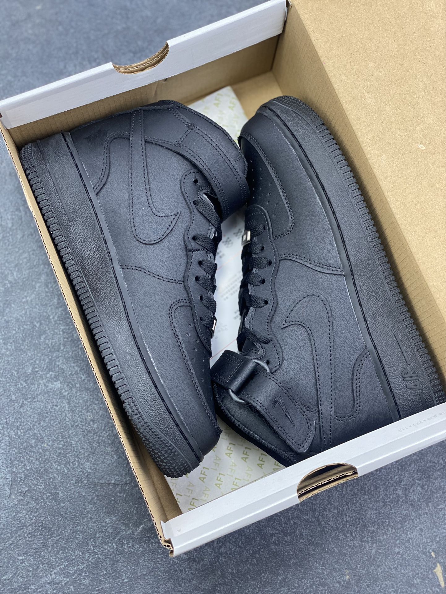 图片[9]-福利特价 最强销量性价比版本❗️ Nike Air Force 1 Low 纯黑 空军一号百搭休闲运动板鞋。柔软、弹性十足的缓震性能和出色的中底设计，横跨复古与现代的外型结合，造就出风靡全球三十多年的Force 1，直到今天还深受青睐。 货号：CW2288-001 尺码：36 36.5 37.5 38 38.5 39 40 40.5 41 42 42.5 43 44 44.5 45 46-选品中心
