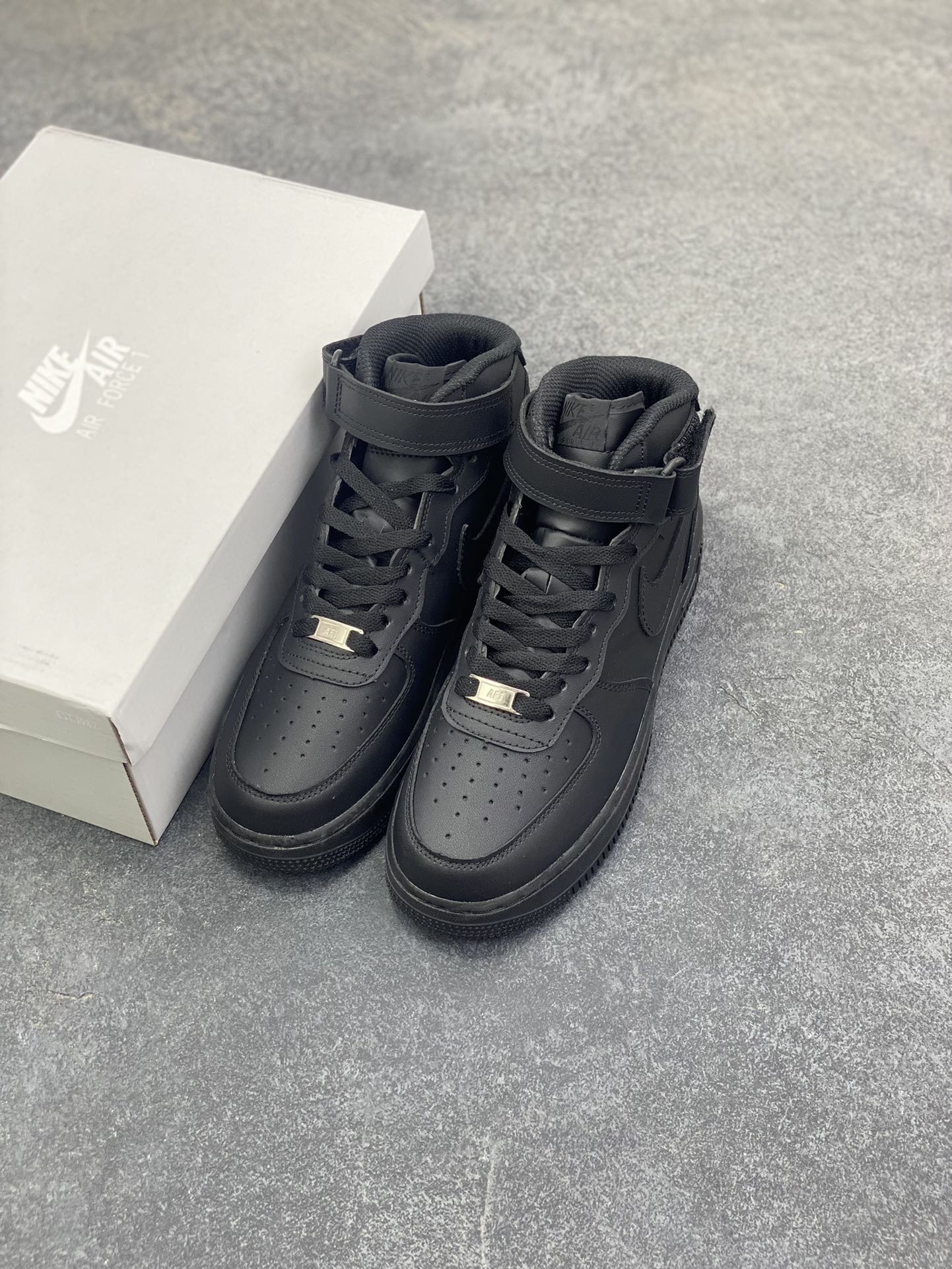 图片[8]-福利特价 最强销量性价比版本❗️ Nike Air Force 1 Low 纯黑 空军一号百搭休闲运动板鞋。柔软、弹性十足的缓震性能和出色的中底设计，横跨复古与现代的外型结合，造就出风靡全球三十多年的Force 1，直到今天还深受青睐。 货号：CW2288-001 尺码：36 36.5 37.5 38 38.5 39 40 40.5 41 42 42.5 43 44 44.5 45 46-选品中心