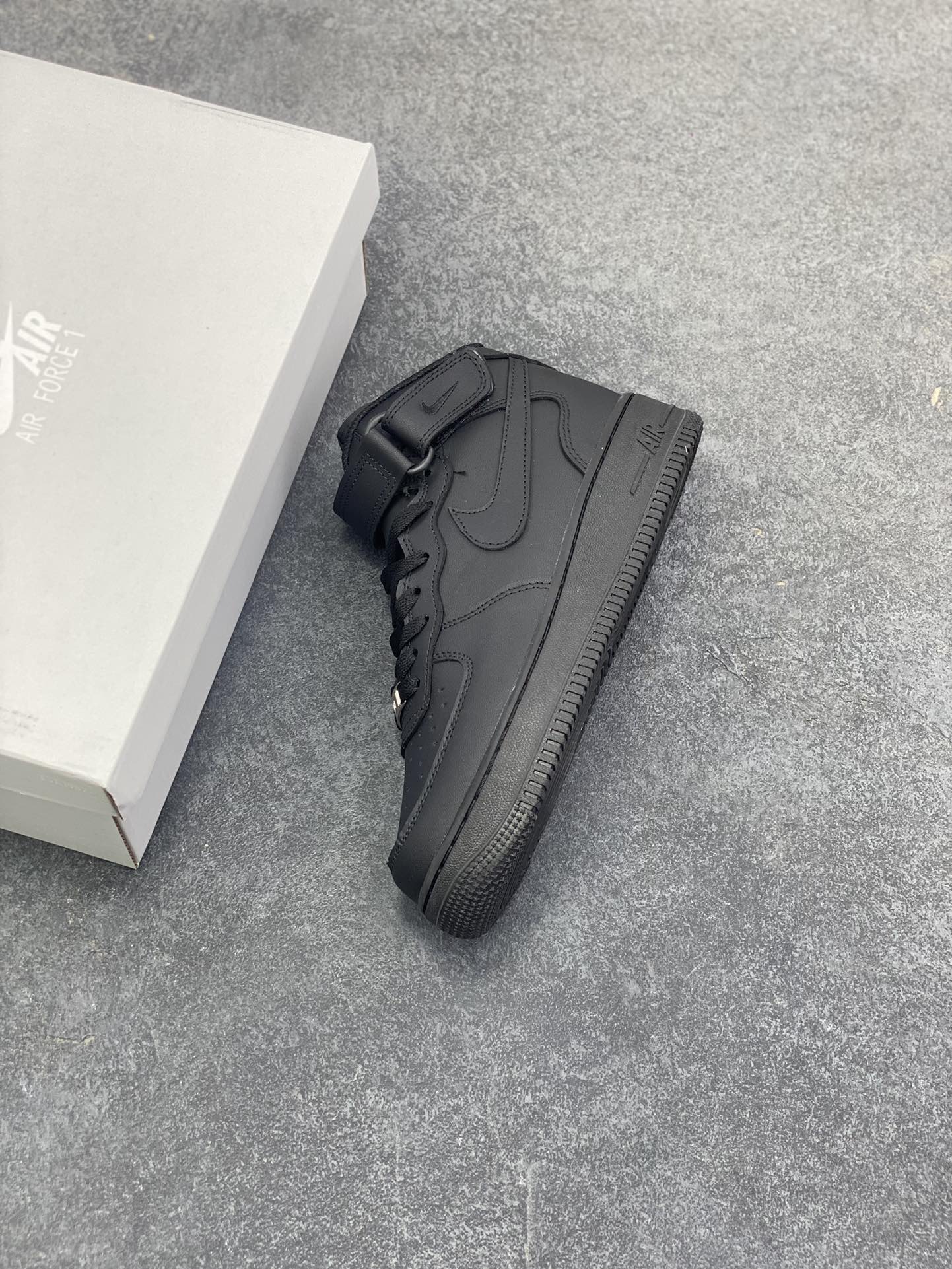 图片[7]-福利特价 最强销量性价比版本❗️ Nike Air Force 1 Low 纯黑 空军一号百搭休闲运动板鞋。柔软、弹性十足的缓震性能和出色的中底设计，横跨复古与现代的外型结合，造就出风靡全球三十多年的Force 1，直到今天还深受青睐。 货号：CW2288-001 尺码：36 36.5 37.5 38 38.5 39 40 40.5 41 42 42.5 43 44 44.5 45 46-选品中心