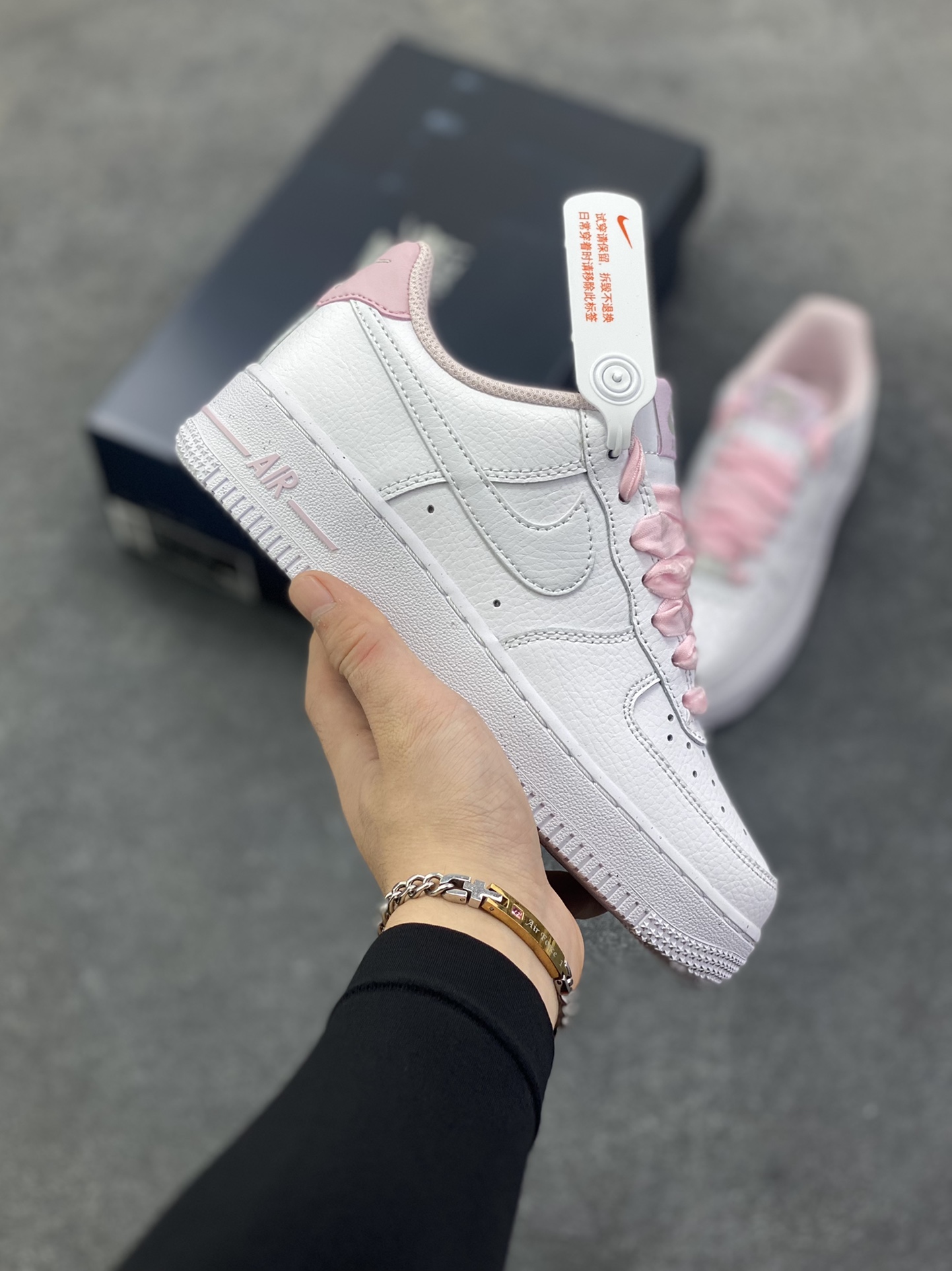 Air Force 1 \’07 Low 白粉 原楦头原纸板 打造纯正空军版型 #专注外贸渠道 全掌内置蜂窝气垫 #原盒配件 原厂中底钢印、拉帮完美 货号：HV4403-601 尺码：35.5 36 36.5 37.5 38 38.5 39 40-选品中心