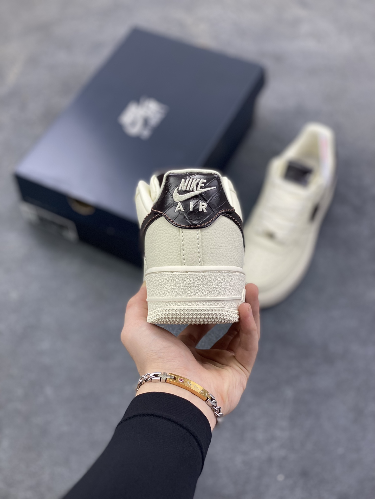 图片[4]-Nike Air Force 1 Low 奶油黄 空军一号低帮运动休闲板鞋 原楦头原纸板 打造纯正空军版型 专注外贸渠道 全掌内置蜂窝气垫 原盒配件 原厂中底钢印、拉帮完美 货号：IH7332-001 尺码：36 36.5 37.5 38 38.5 39 40 40.5 41 42 42.5 43 44 44.5 45-选品中心