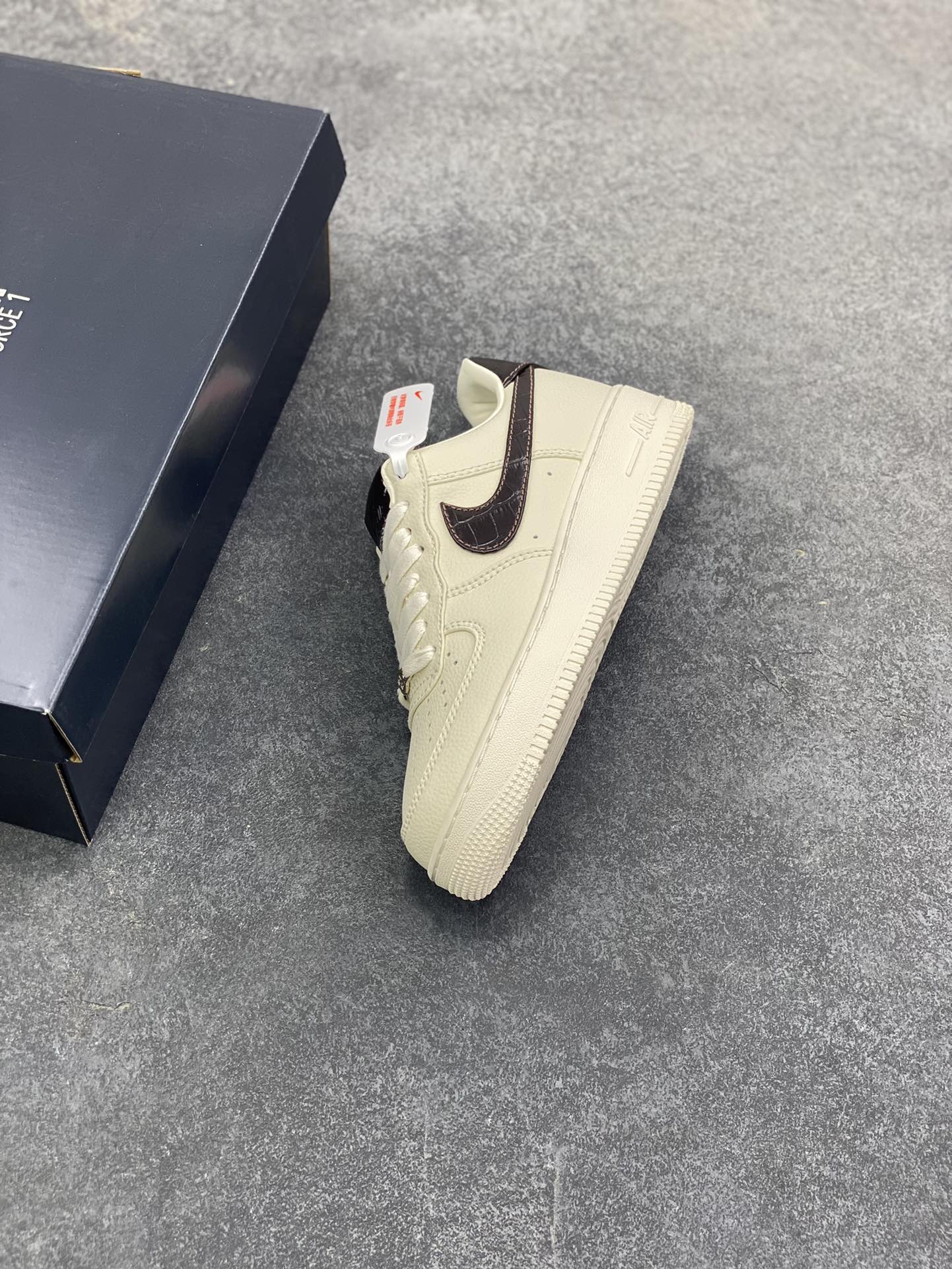 图片[7]-Nike Air Force 1 Low 奶油黄 空军一号低帮运动休闲板鞋 原楦头原纸板 打造纯正空军版型 专注外贸渠道 全掌内置蜂窝气垫 原盒配件 原厂中底钢印、拉帮完美 货号：IH7332-001 尺码：36 36.5 37.5 38 38.5 39 40 40.5 41 42 42.5 43 44 44.5 45-选品中心