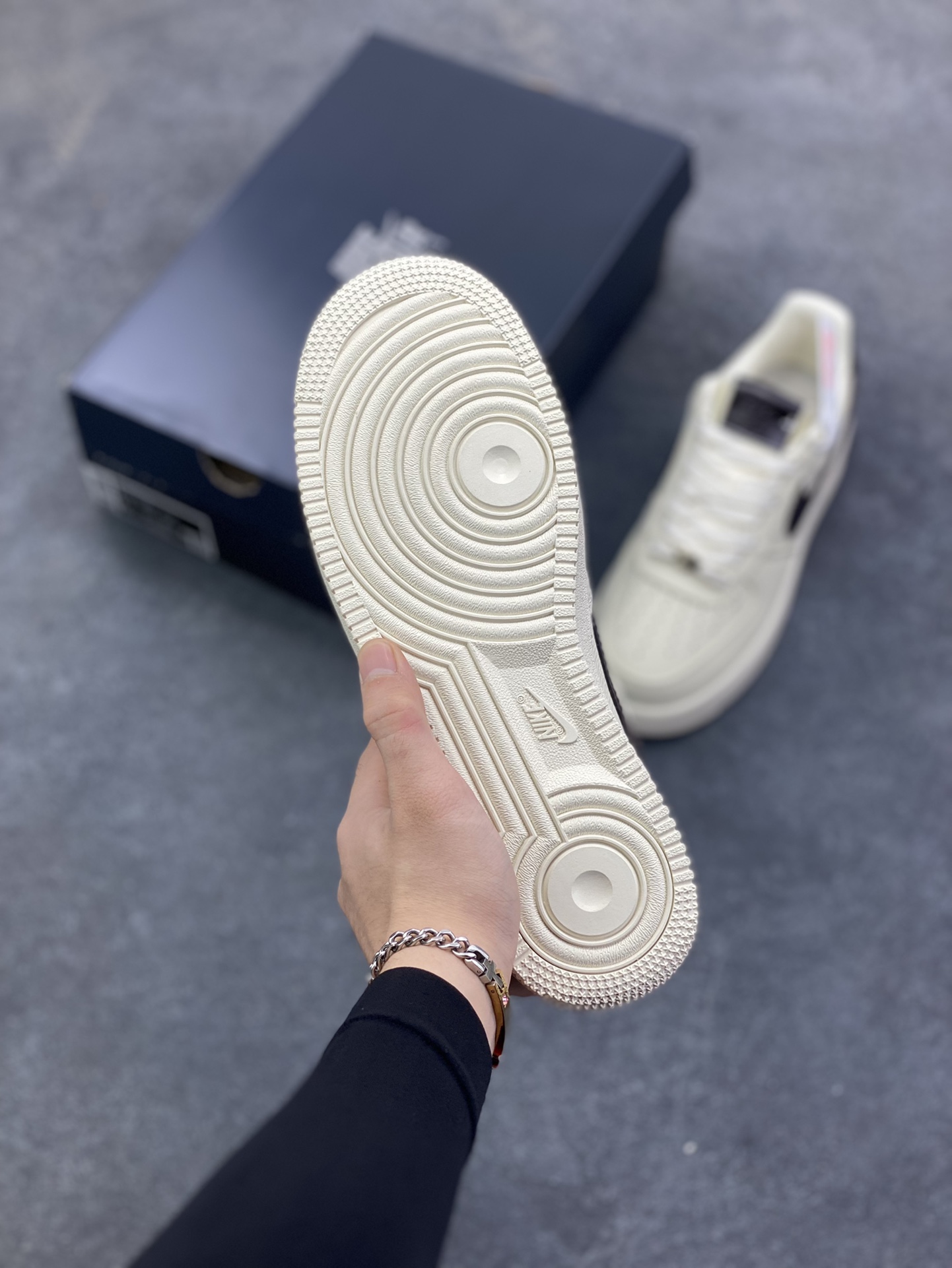 图片[5]-Nike Air Force 1 Low 奶油黄 空军一号低帮运动休闲板鞋 原楦头原纸板 打造纯正空军版型 专注外贸渠道 全掌内置蜂窝气垫 原盒配件 原厂中底钢印、拉帮完美 货号：IH7332-001 尺码：36 36.5 37.5 38 38.5 39 40 40.5 41 42 42.5 43 44 44.5 45-选品中心