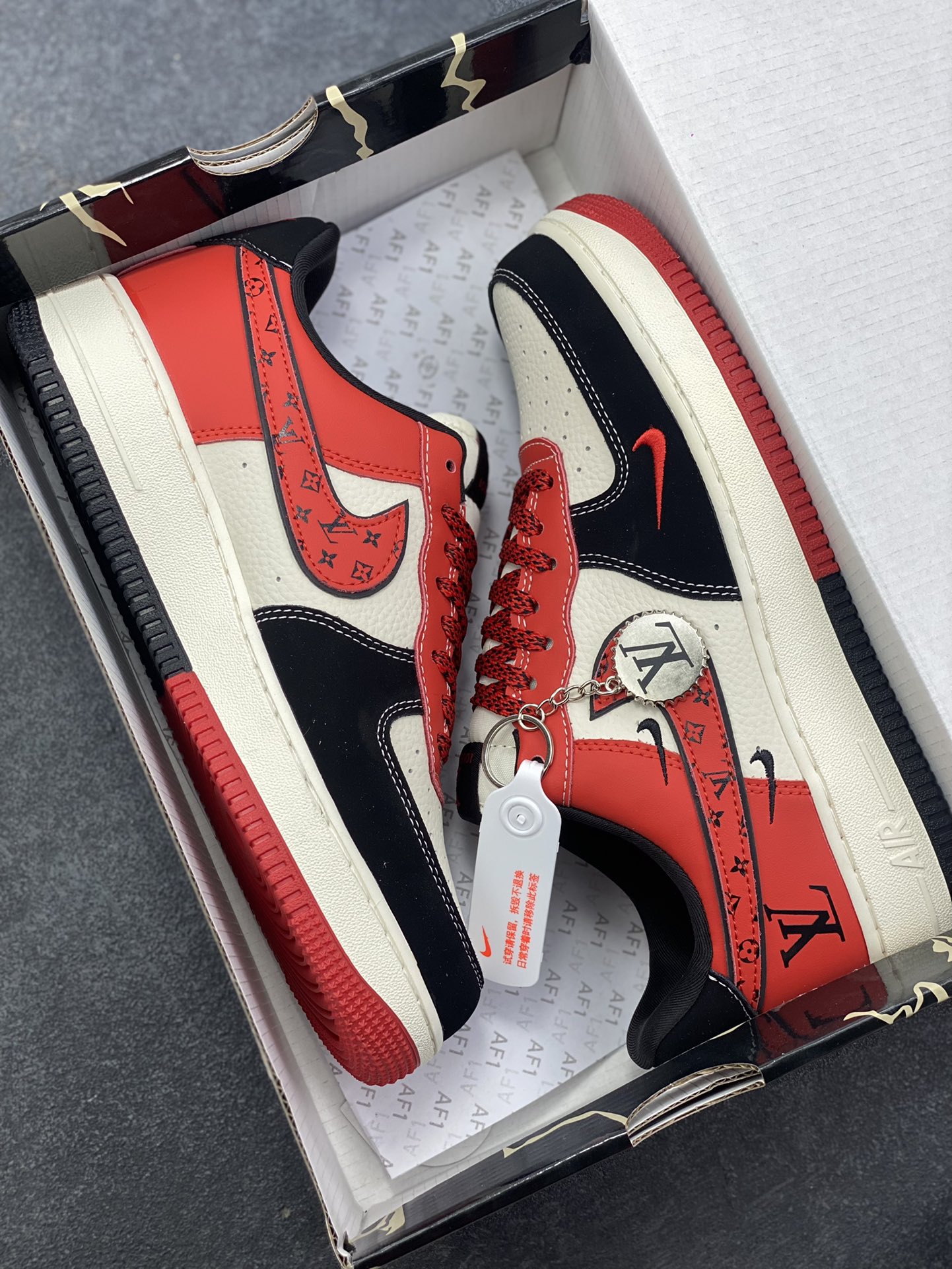 图片[9]-Nike Air Force 1 \’07 Low “LV联名——米黑红三勾”空军一号 高端定制 低帮 运动鞋 休闲鞋 折边针车 工艺难度大 原楦头原纸板 原装鞋盒 定制五金配件 内置全掌气垫 原厂鞋底 货号：KJ1688-016 尺码：36 36.5 37.5 38 38.5 39 40 40.5 41 42 42.5 43 44 44.5 45-选品中心