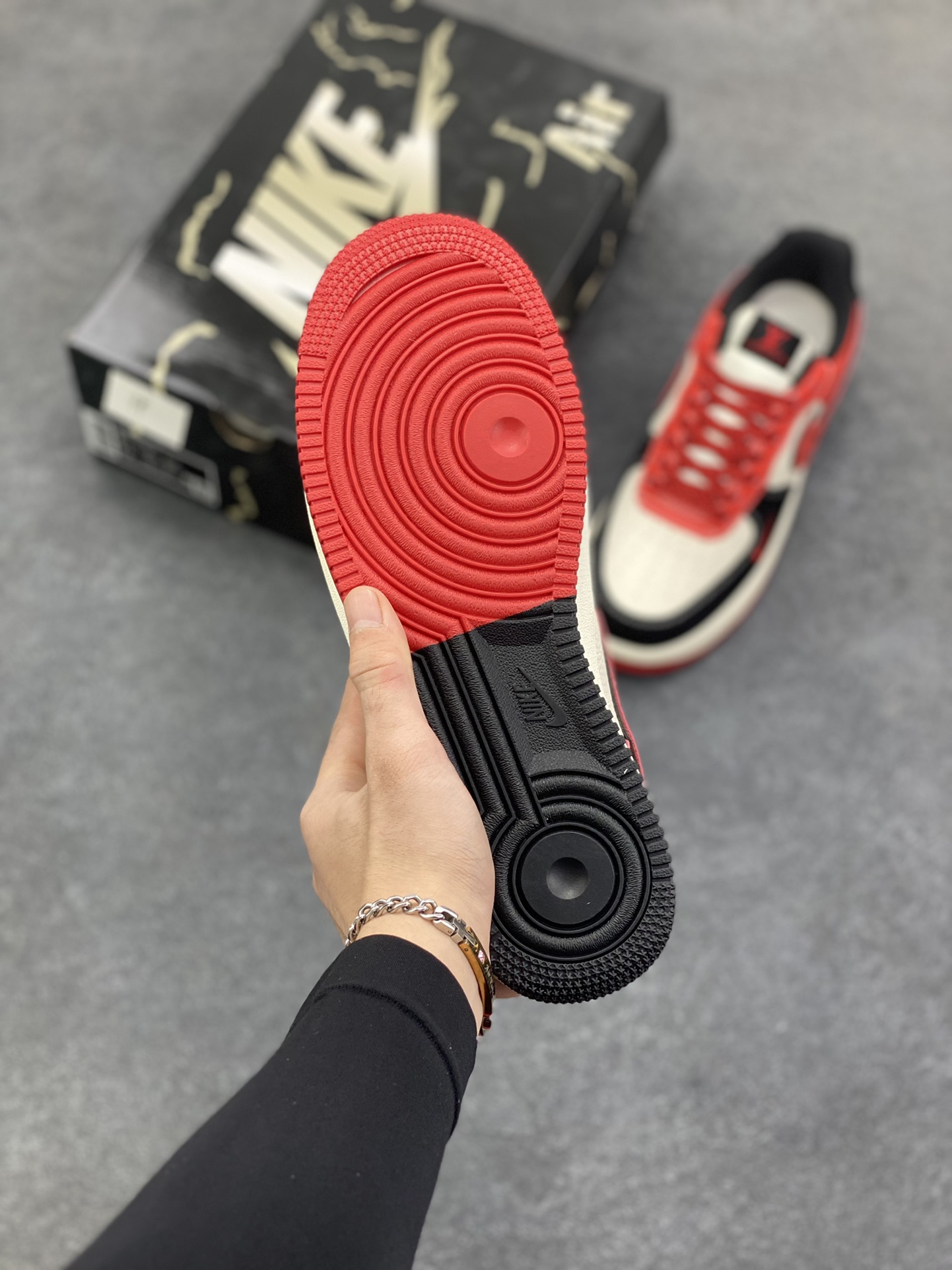 图片[5]-Nike Air Force 1 \’07 Low “LV联名——米黑红三勾”空军一号 高端定制 低帮 运动鞋 休闲鞋 折边针车 工艺难度大 原楦头原纸板 原装鞋盒 定制五金配件 内置全掌气垫 原厂鞋底 货号：KJ1688-016 尺码：36 36.5 37.5 38 38.5 39 40 40.5 41 42 42.5 43 44 44.5 45-选品中心