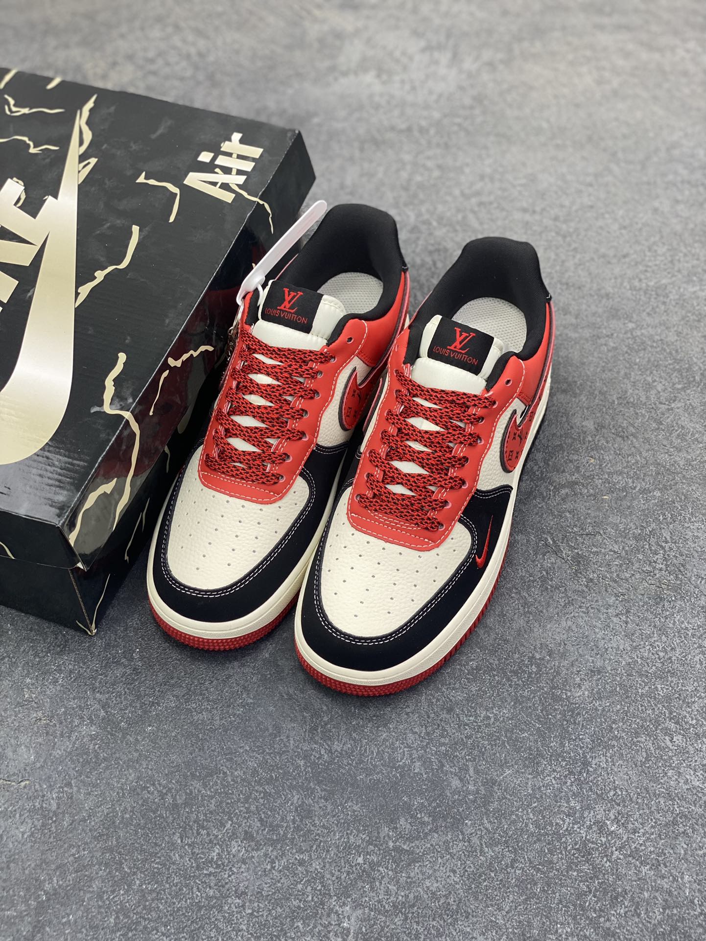 图片[8]-Nike Air Force 1 \’07 Low “LV联名——米黑红三勾”空军一号 高端定制 低帮 运动鞋 休闲鞋 折边针车 工艺难度大 原楦头原纸板 原装鞋盒 定制五金配件 内置全掌气垫 原厂鞋底 货号：KJ1688-016 尺码：36 36.5 37.5 38 38.5 39 40 40.5 41 42 42.5 43 44 44.5 45-选品中心