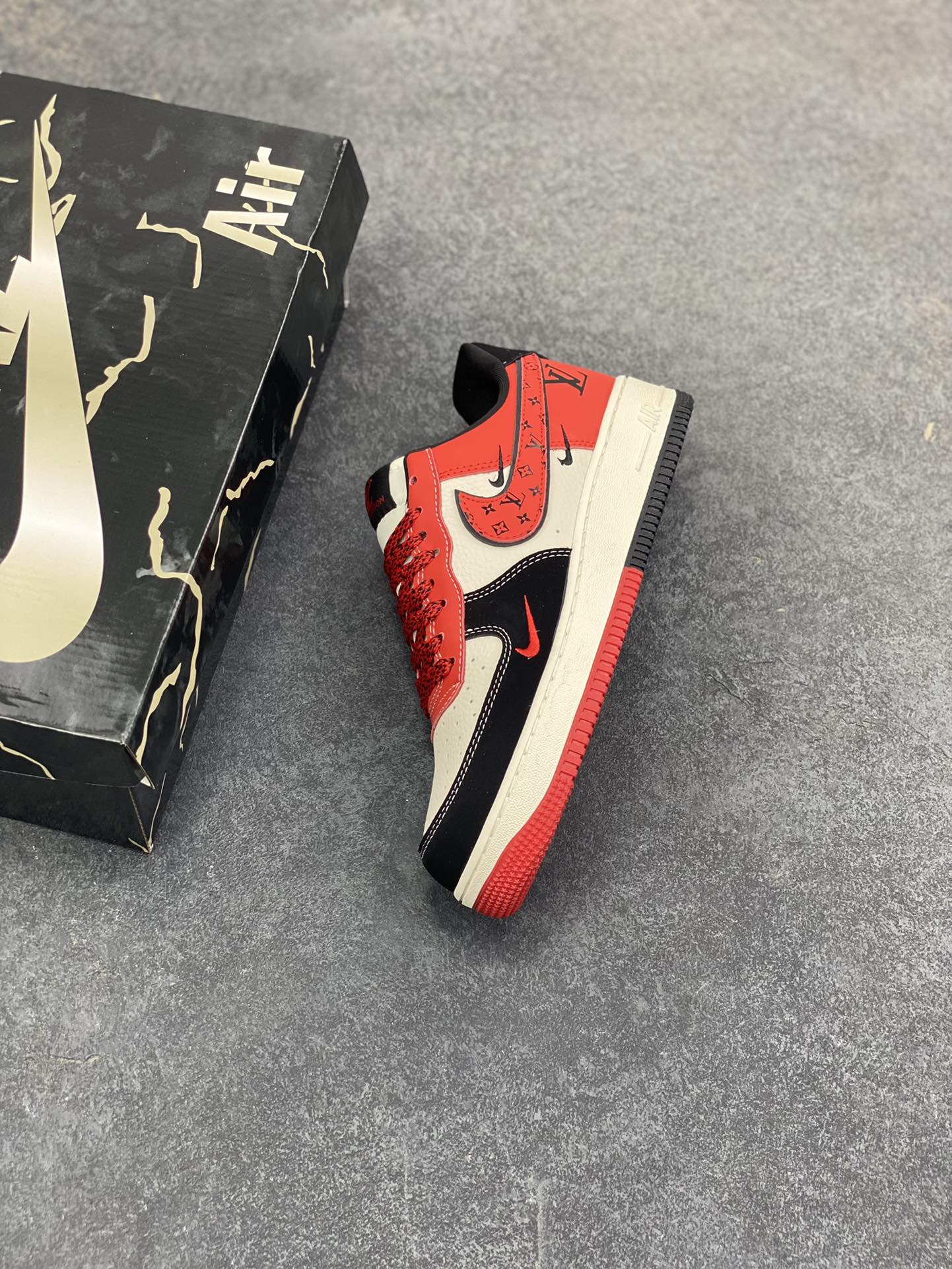 图片[7]-Nike Air Force 1 \’07 Low “LV联名——米黑红三勾”空军一号 高端定制 低帮 运动鞋 休闲鞋 折边针车 工艺难度大 原楦头原纸板 原装鞋盒 定制五金配件 内置全掌气垫 原厂鞋底 货号：KJ1688-016 尺码：36 36.5 37.5 38 38.5 39 40 40.5 41 42 42.5 43 44 44.5 45-选品中心