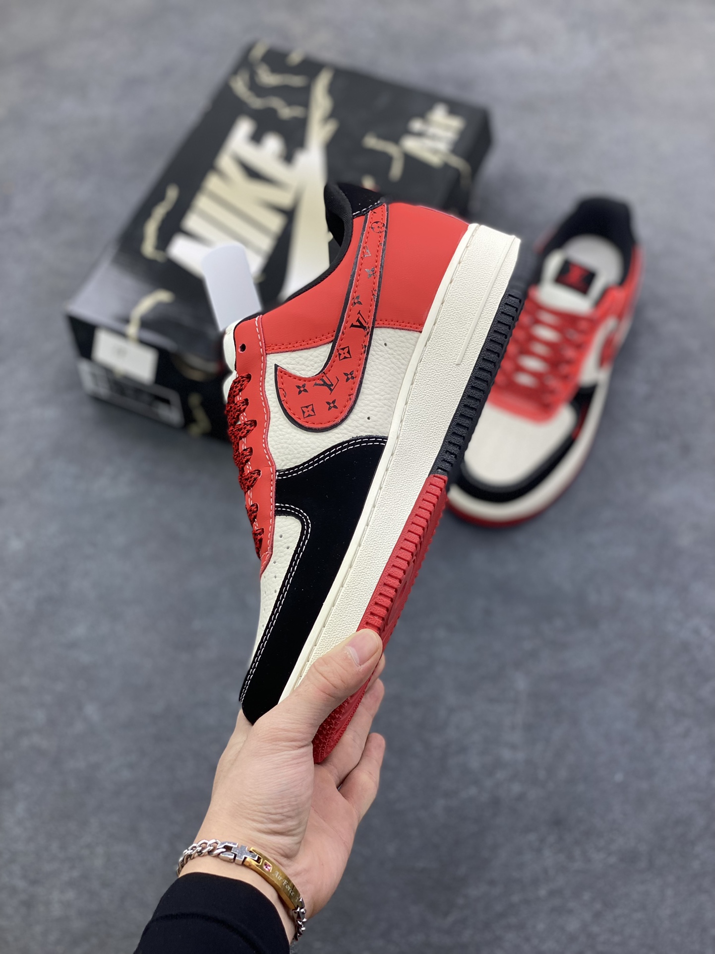 图片[3]-Nike Air Force 1 \’07 Low “LV联名——米黑红三勾”空军一号 高端定制 低帮 运动鞋 休闲鞋 折边针车 工艺难度大 原楦头原纸板 原装鞋盒 定制五金配件 内置全掌气垫 原厂鞋底 货号：KJ1688-016 尺码：36 36.5 37.5 38 38.5 39 40 40.5 41 42 42.5 43 44 44.5 45-选品中心
