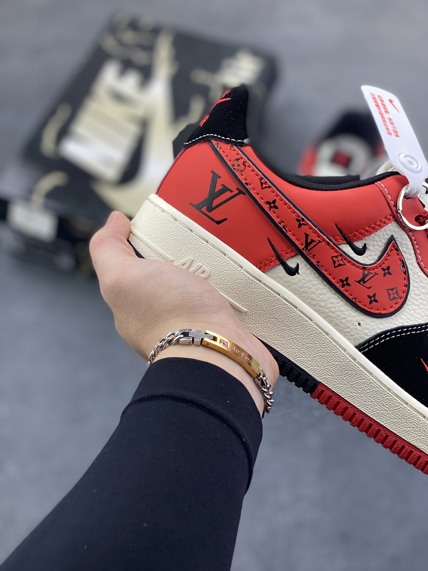 图片[6]-Nike Air Force 1 \’07 Low “LV联名——米黑红三勾”空军一号 高端定制 低帮 运动鞋 休闲鞋 折边针车 工艺难度大 原楦头原纸板 原装鞋盒 定制五金配件 内置全掌气垫 原厂鞋底 货号：KJ1688-016 尺码：36 36.5 37.5 38 38.5 39 40 40.5 41 42 42.5 43 44 44.5 45-选品中心