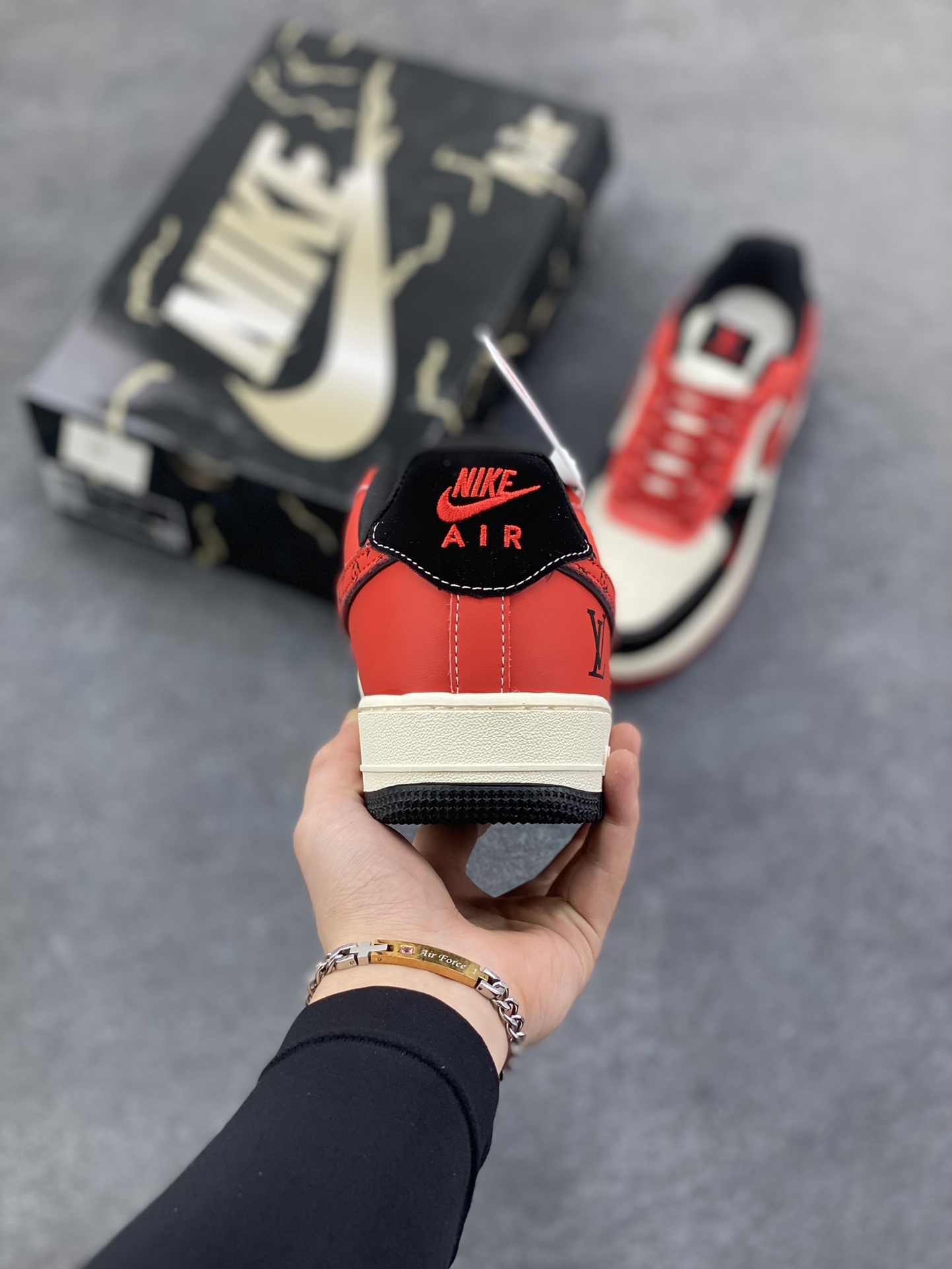 图片[4]-Nike Air Force 1 \’07 Low “LV联名——米黑红三勾”空军一号 高端定制 低帮 运动鞋 休闲鞋 折边针车 工艺难度大 原楦头原纸板 原装鞋盒 定制五金配件 内置全掌气垫 原厂鞋底 货号：KJ1688-016 尺码：36 36.5 37.5 38 38.5 39 40 40.5 41 42 42.5 43 44 44.5 45-选品中心