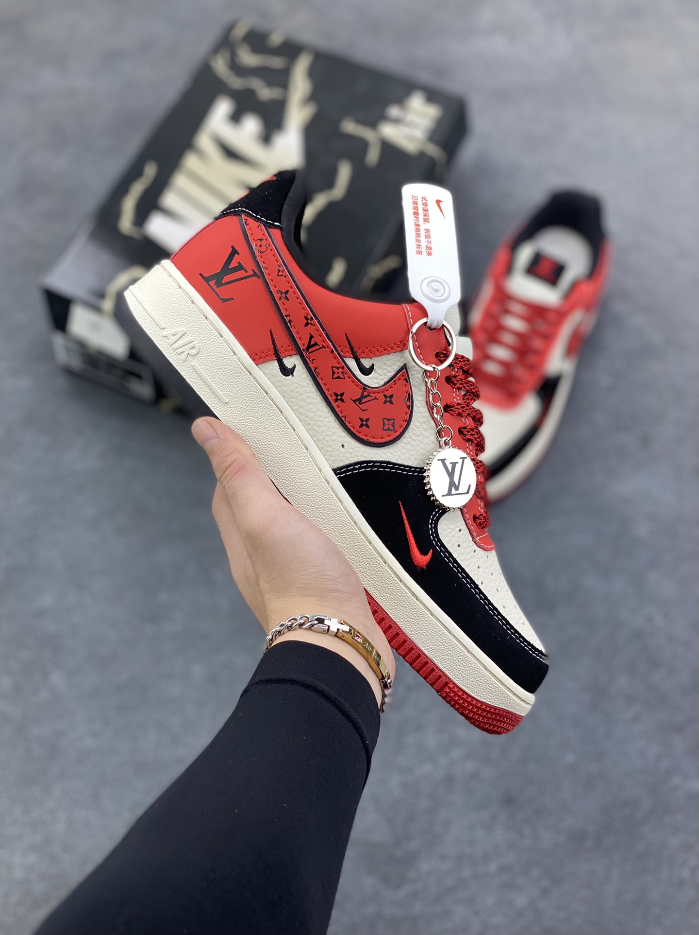Nike Air Force 1 \’07 Low “LV联名——米黑红三勾”空军一号 高端定制 低帮 运动鞋 休闲鞋 折边针车 工艺难度大 原楦头原纸板 原装鞋盒 定制五金配件 内置全掌气垫 原厂鞋底 货号：KJ1688-016 尺码：36 36.5 37.5 38 38.5 39 40 40.5 41 42 42.5 43 44 44.5 45-选品中心