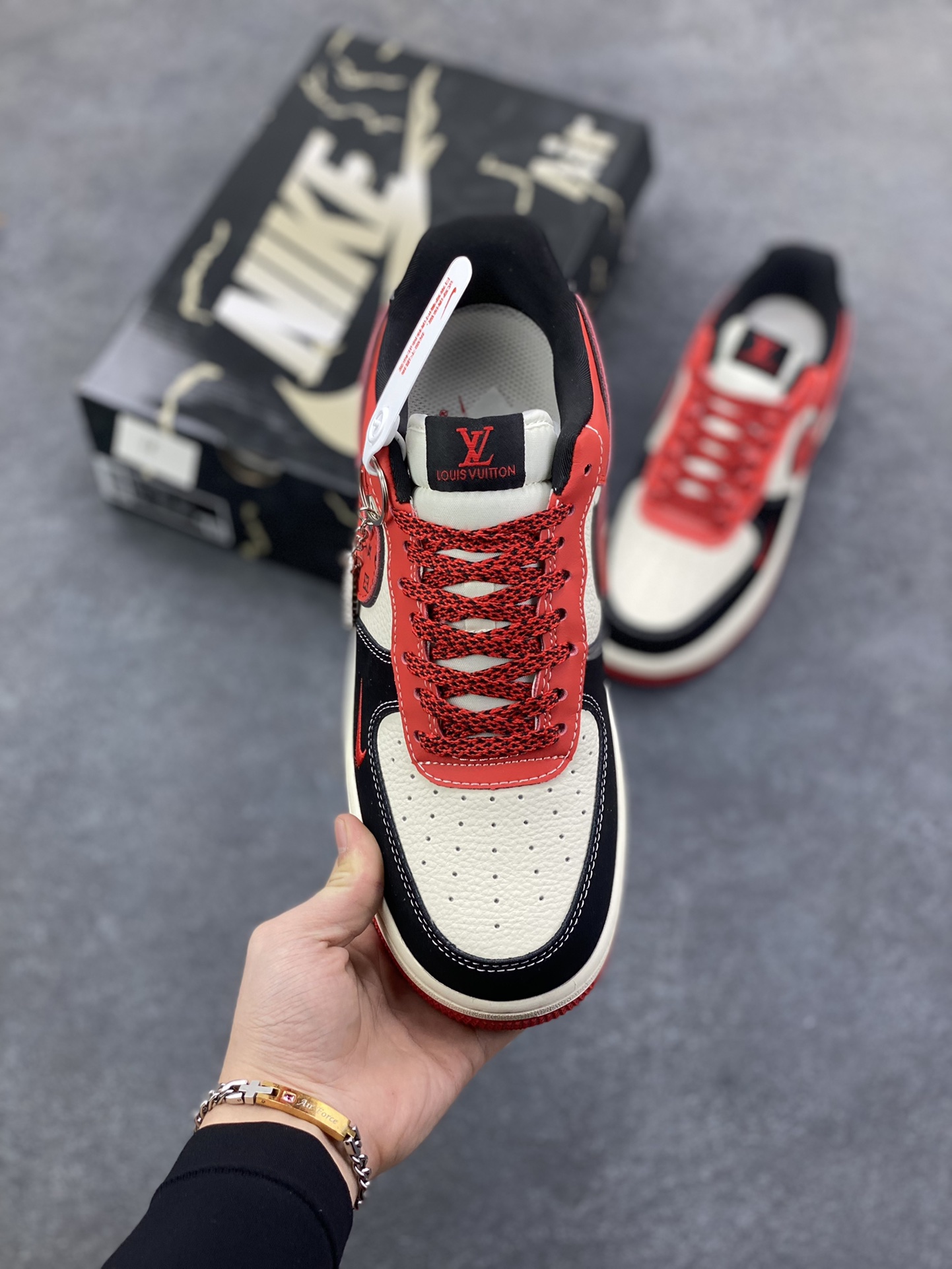图片[2]-Nike Air Force 1 \’07 Low “LV联名——米黑红三勾”空军一号 高端定制 低帮 运动鞋 休闲鞋 折边针车 工艺难度大 原楦头原纸板 原装鞋盒 定制五金配件 内置全掌气垫 原厂鞋底 货号：KJ1688-016 尺码：36 36.5 37.5 38 38.5 39 40 40.5 41 42 42.5 43 44 44.5 45-选品中心