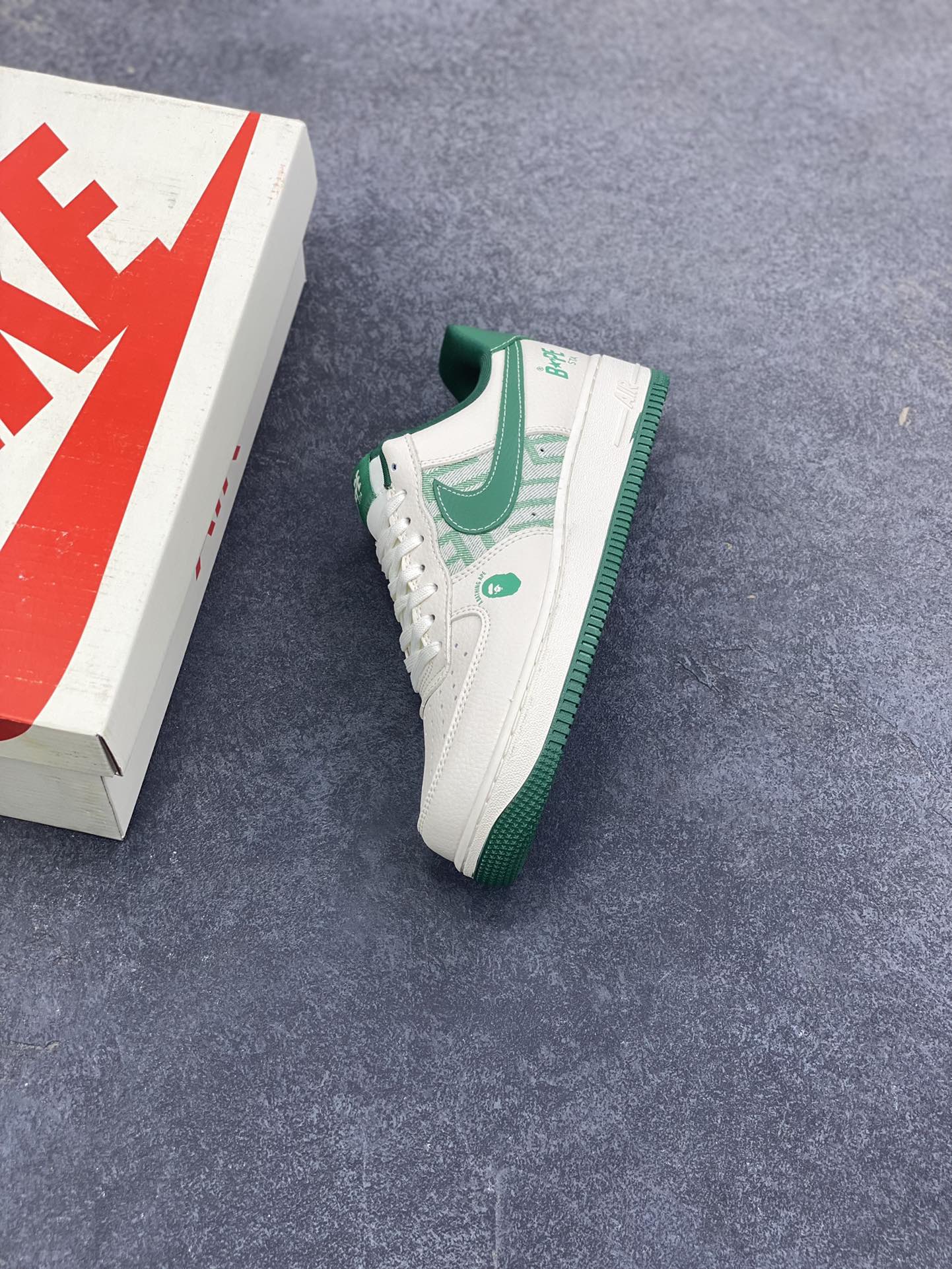 图片[7]-NIke Air Force 1 \’07 Low BAPE联名–奶白薄荷 空军一号低帮 运动鞋 休闲鞋 折边针车 工艺难度大 原楦头原纸板 高级牛仔 高端定制鞋盒 原厂鞋底 超高清洁度 细节完美 货号：DK0188-089 尺码：36 36.5 37.5 38 38.5 39 40 40.5 41 42 42.5 43 44 44.5 45-选品中心