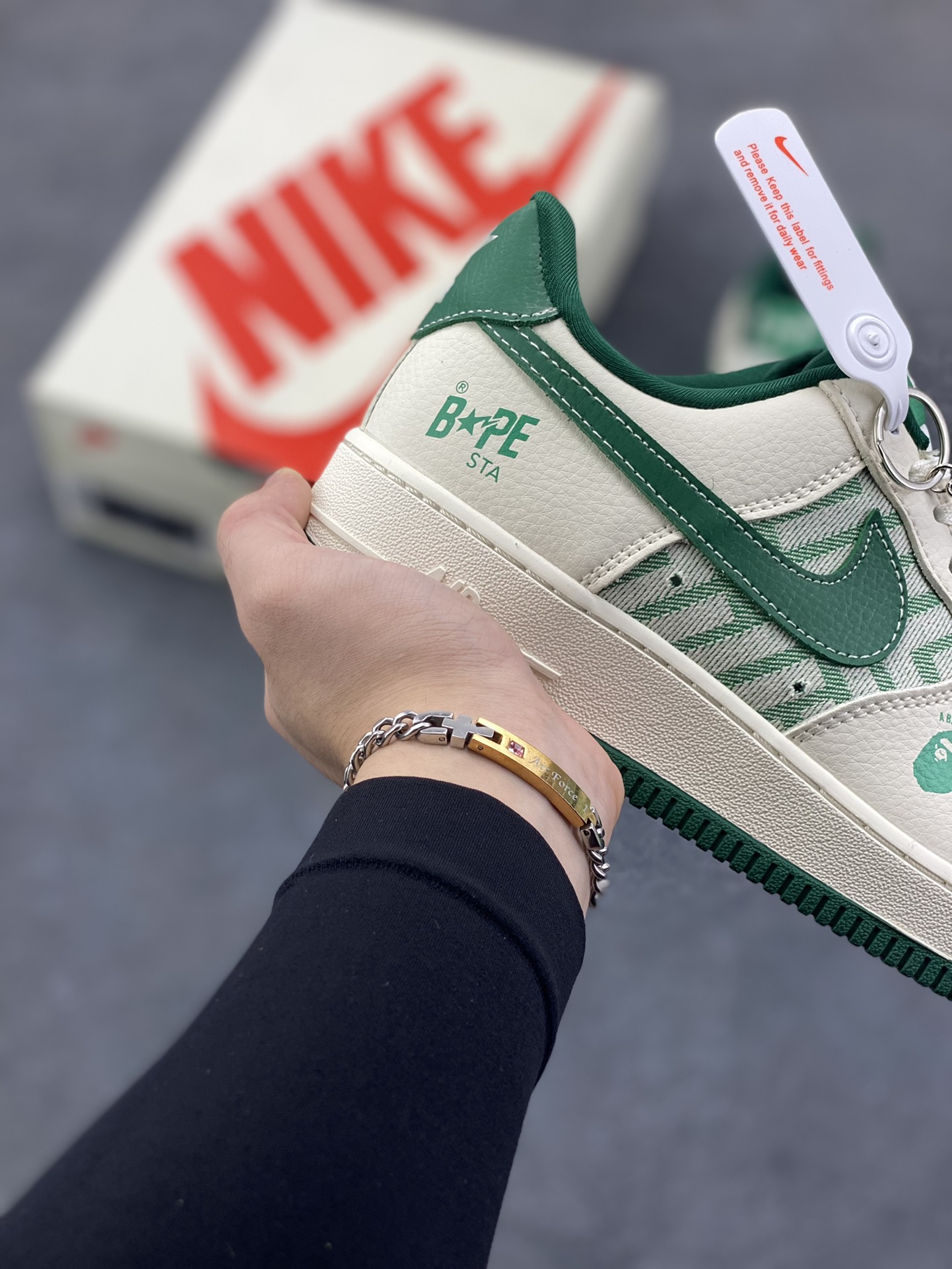 图片[6]-NIke Air Force 1 \’07 Low BAPE联名–奶白薄荷 空军一号低帮 运动鞋 休闲鞋 折边针车 工艺难度大 原楦头原纸板 高级牛仔 高端定制鞋盒 原厂鞋底 超高清洁度 细节完美 货号：DK0188-089 尺码：36 36.5 37.5 38 38.5 39 40 40.5 41 42 42.5 43 44 44.5 45-选品中心